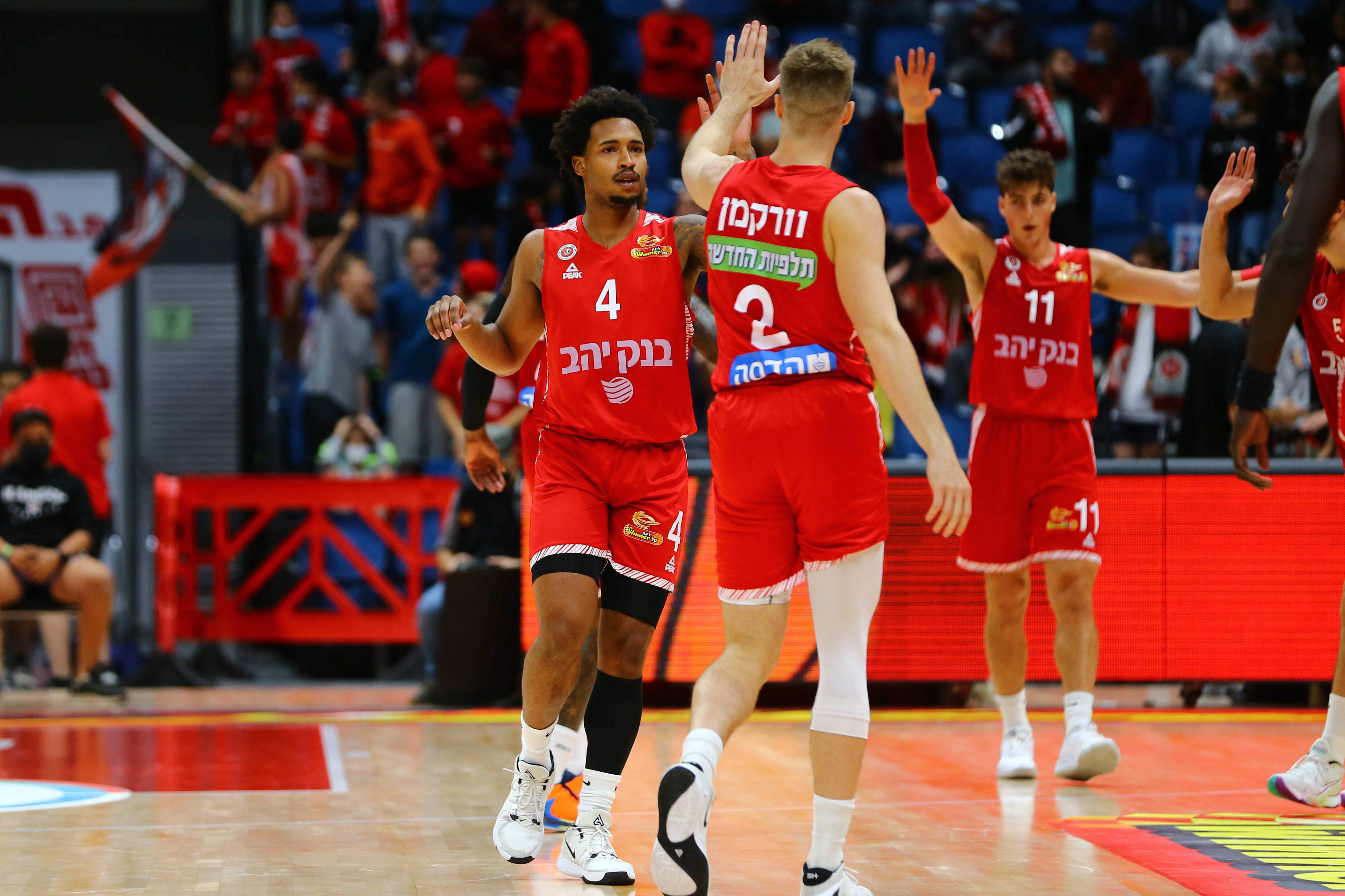 שחקן הפועל ירושלים ווילי וורקמן עם ג'יילן אדאמס, אדם אריאל