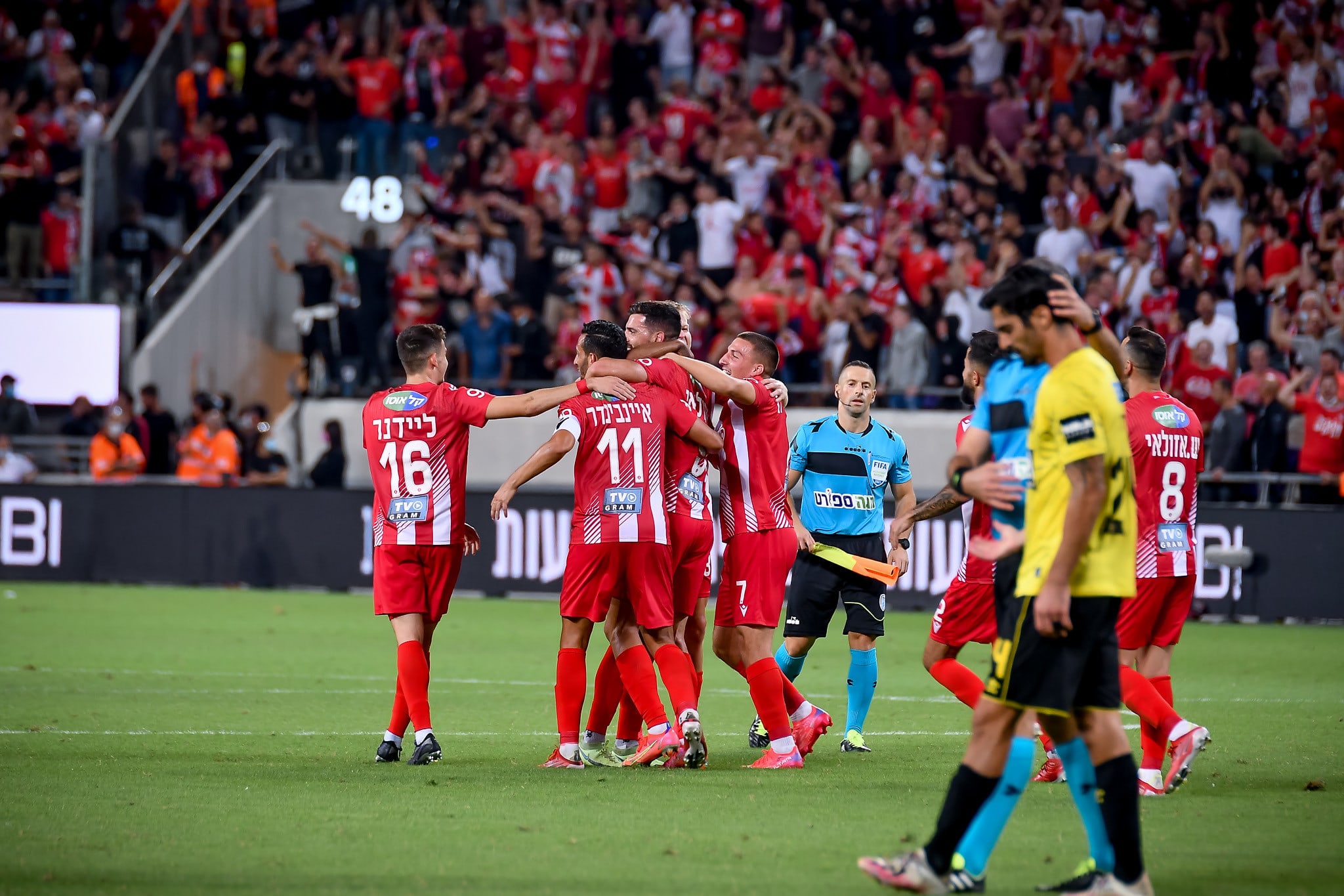 שחקני הפועל תל אביב חוגגים עם שלומי אזולאי החלוץ