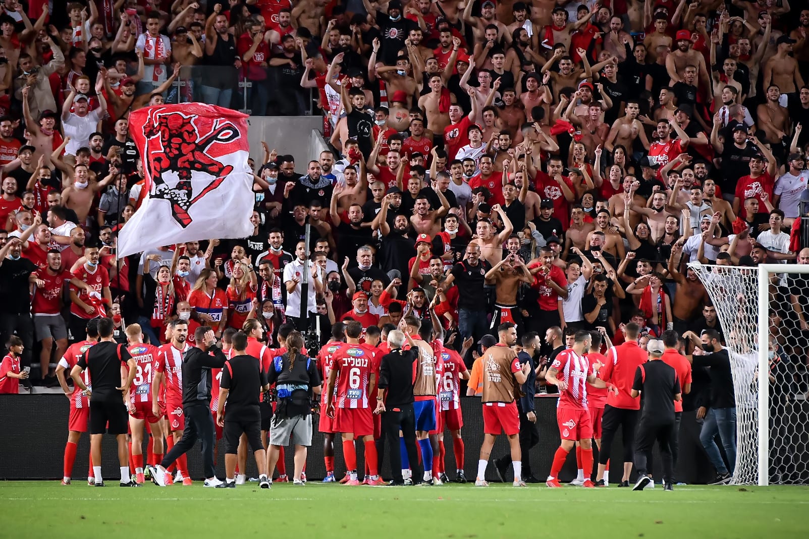 שחקני הפועל תל אביב חוגגים