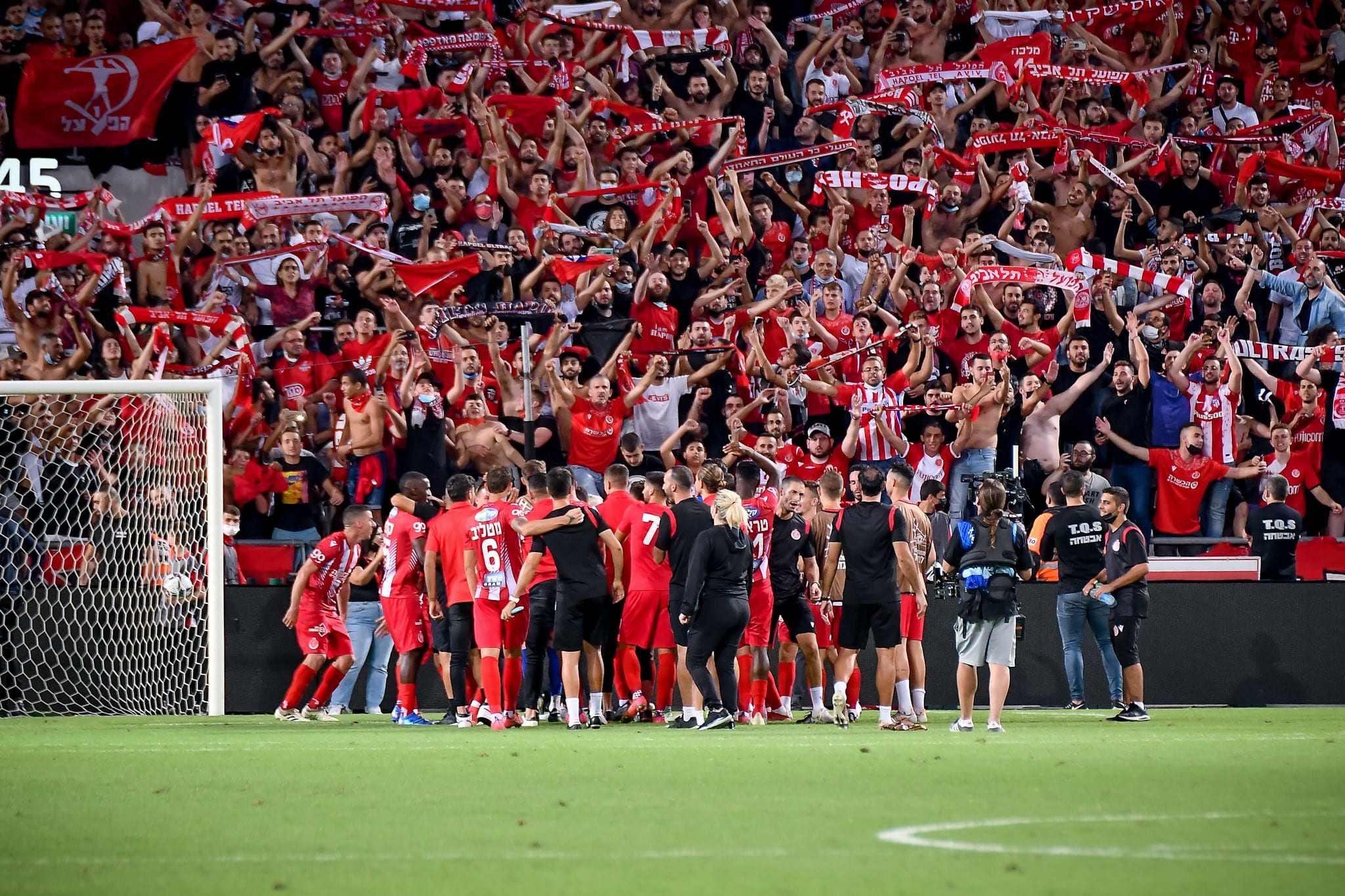 שחקני הפועל תל אביב חוגגים עם האוהדים