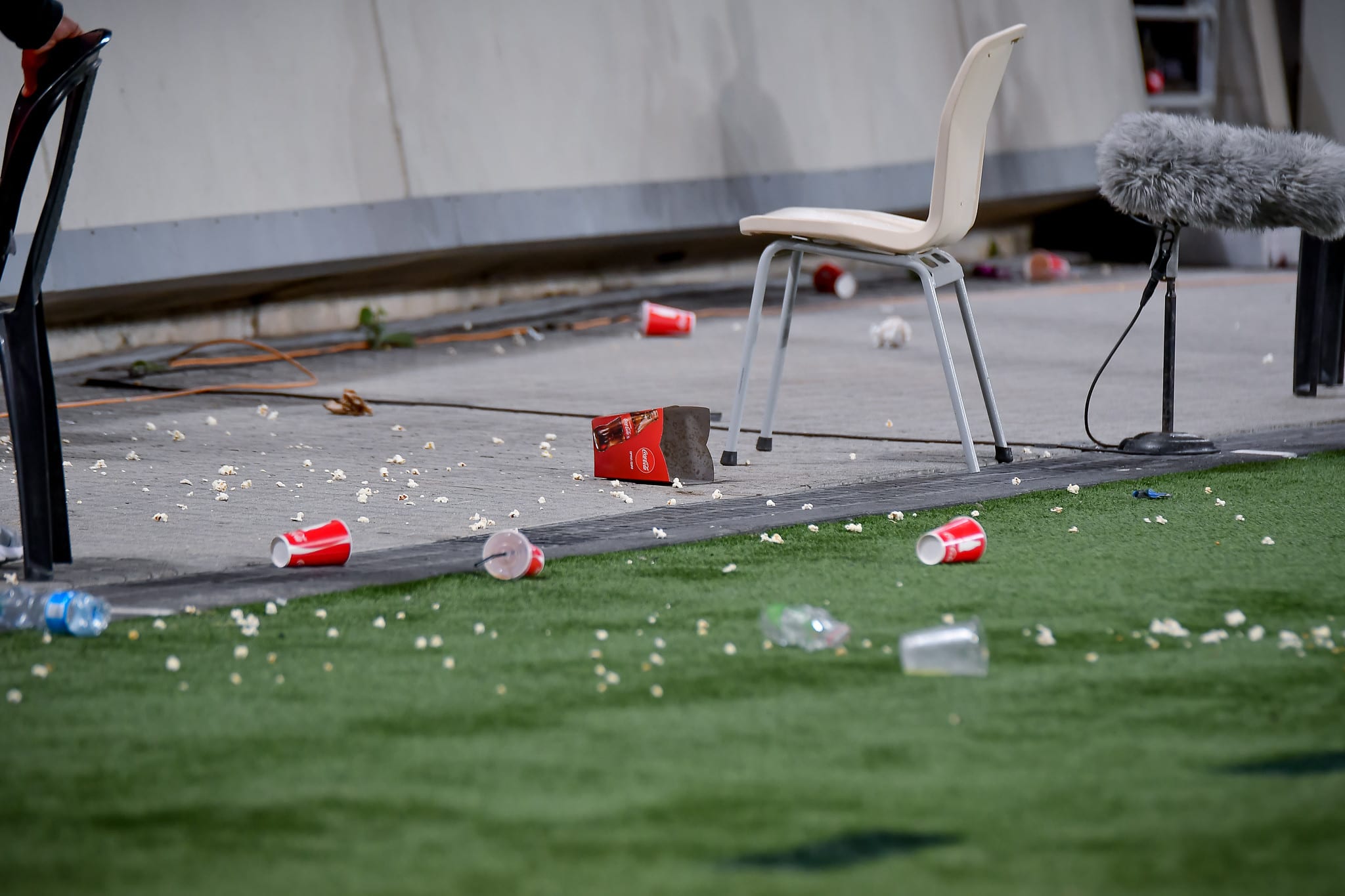 חפצים שנזרקו לכר הדשא במשחק של הפועל תל אביב מול בית"ר ירושלים