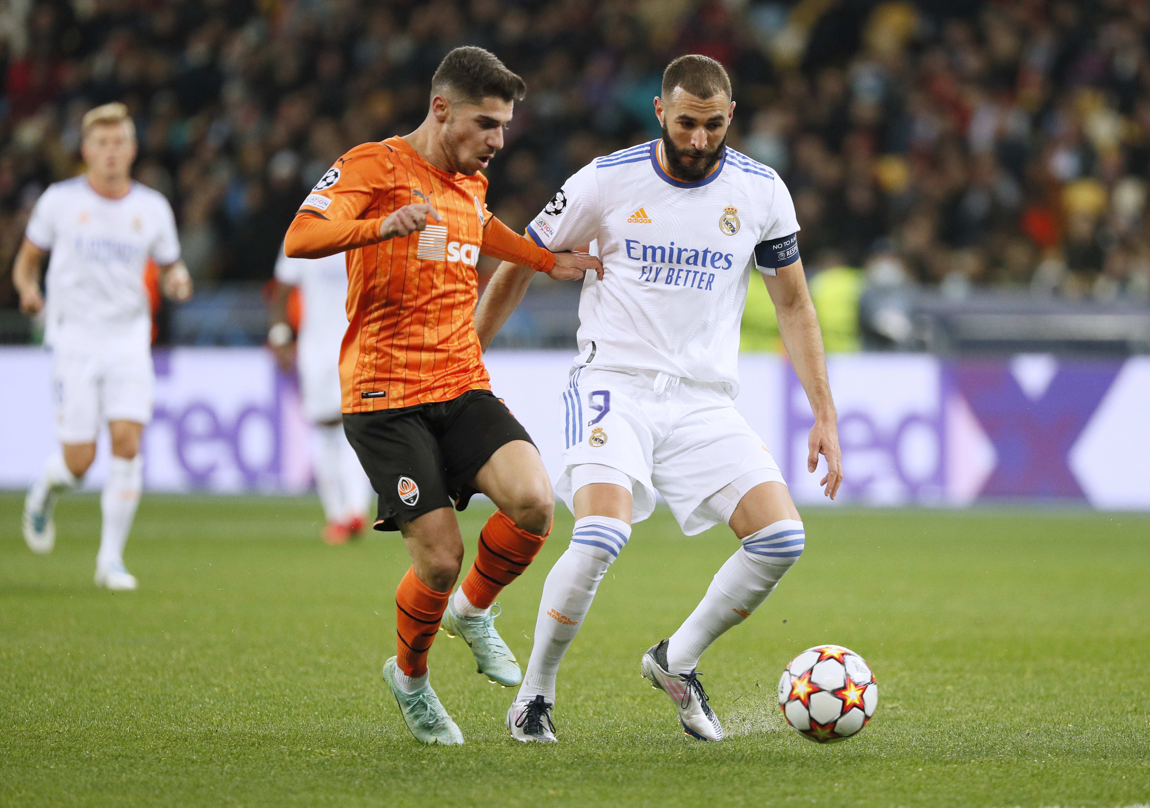 שחקן שחטאר דונייצק מנור סולומון מול שחקן ריאל מדריד קארים בנזמה