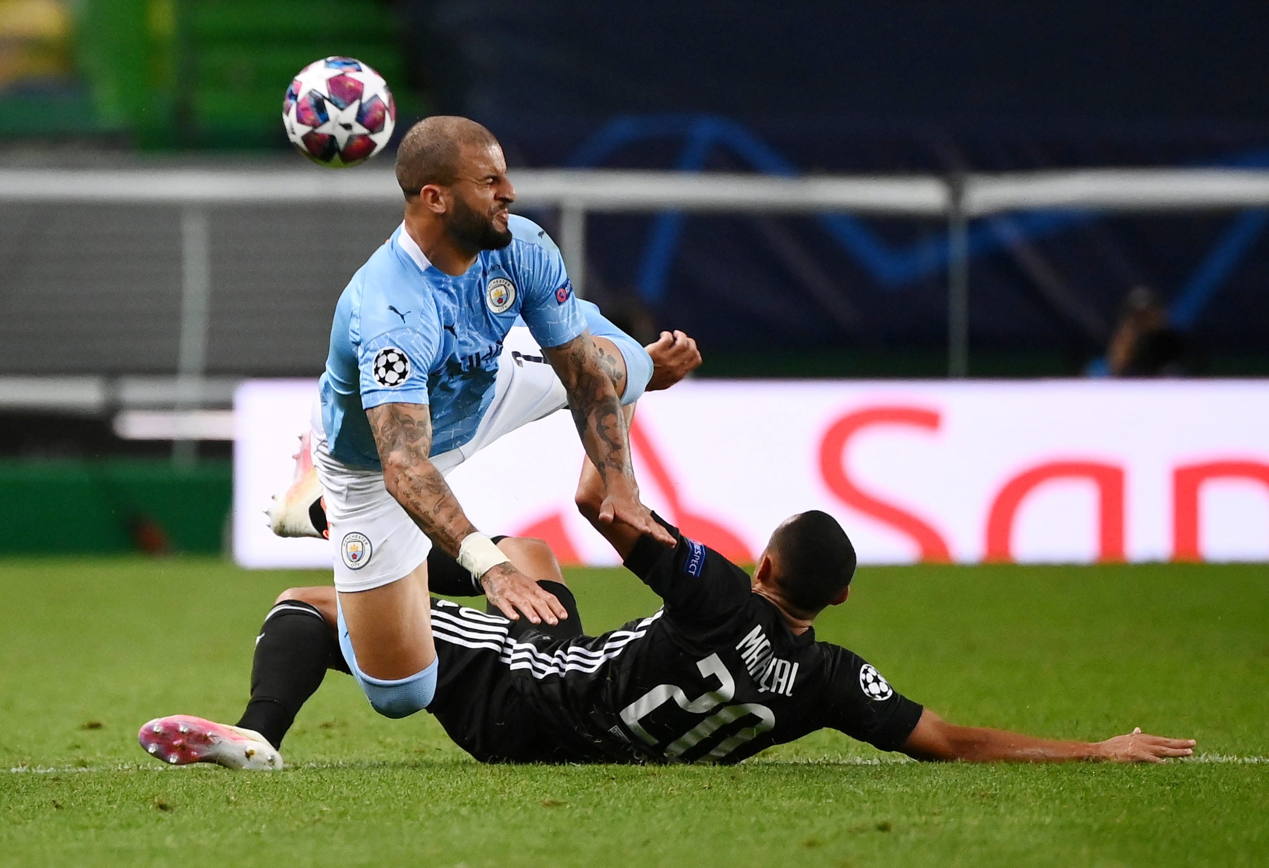 שחקן מנצ'סטר סיטי, קייל ווקר, מול שחקן ליון, מרסאל