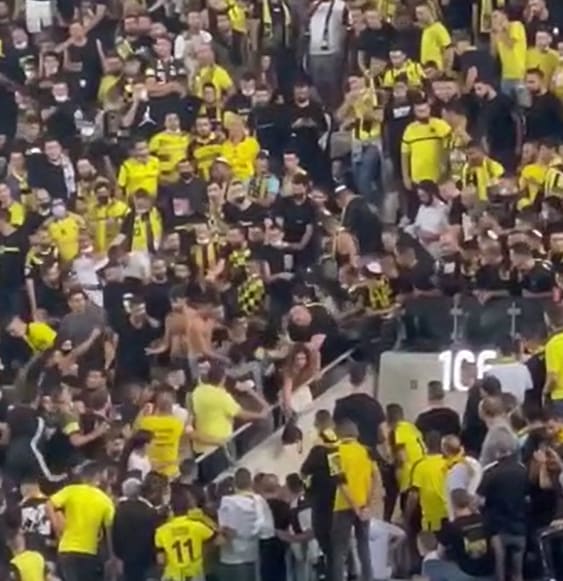 עימותים ביציע אוהדי בית"ר ירושלים בעקבות ניסיונות לעודד את קמסו מארה