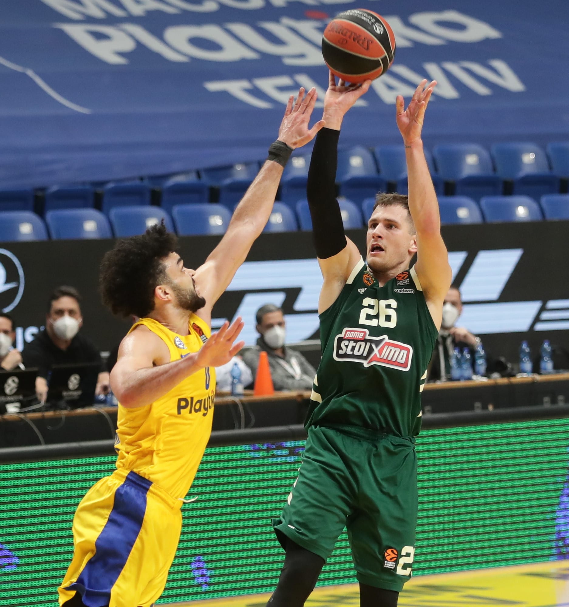 נמניה נדוביץ' שחקן פנאתינייקוס מול אלייז'ה בריאנט שחקן מכבי תל אביב