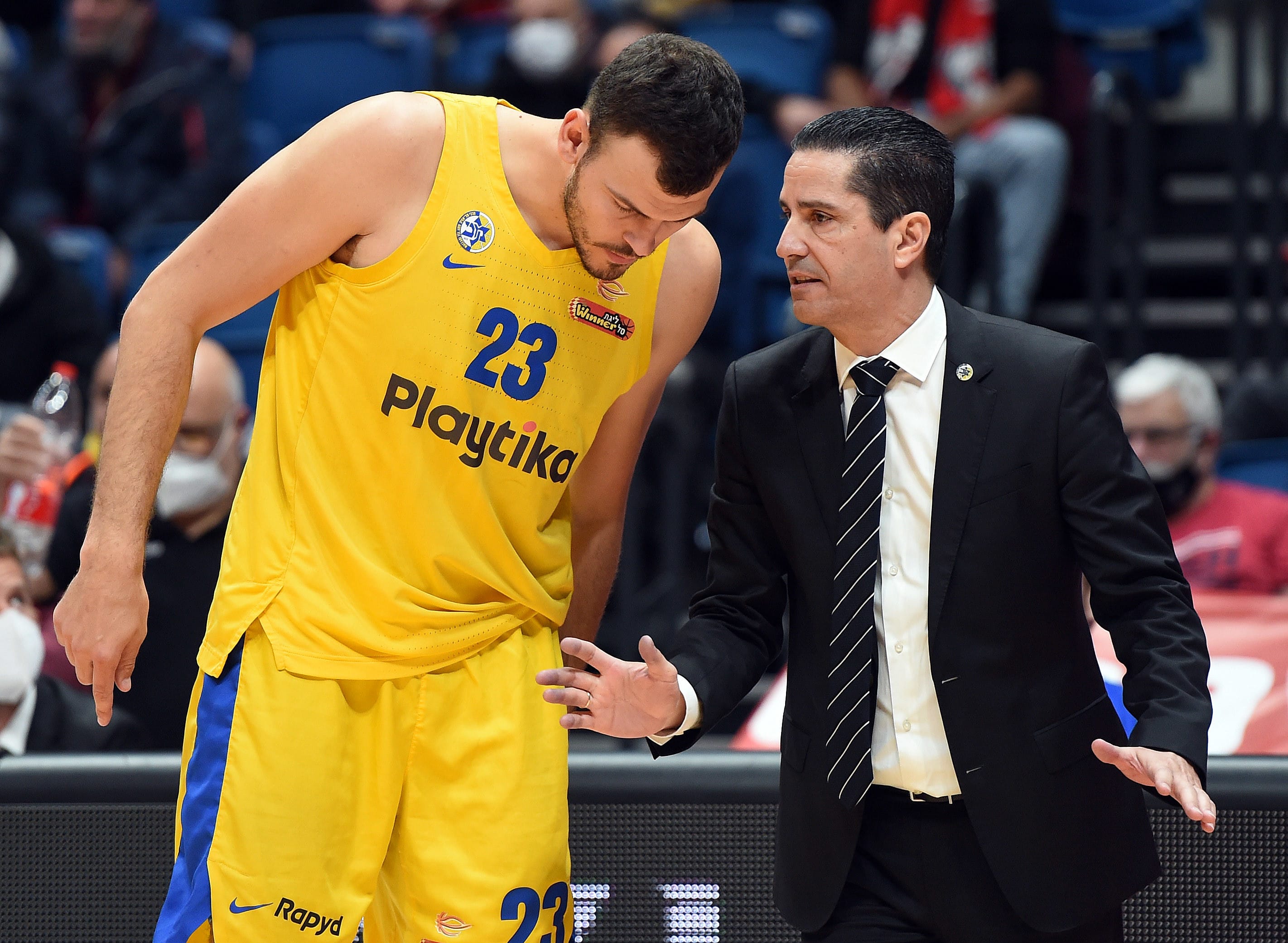 יאניס ספרופולוס מאמן מכבי תל אביב עם אנטה ז'יז'יץ'