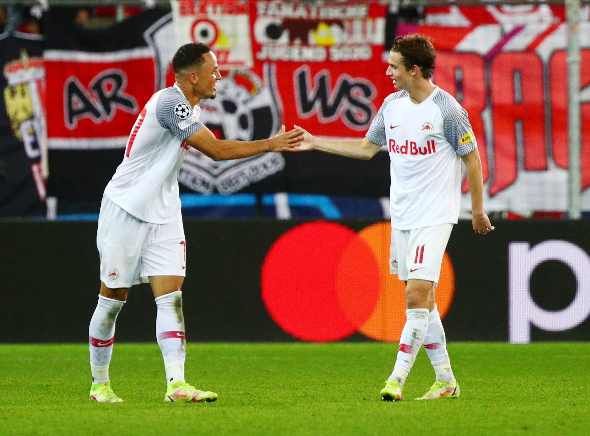 נואה אוקאפור שחקן זלצבורג עם ברנדן ארונסון