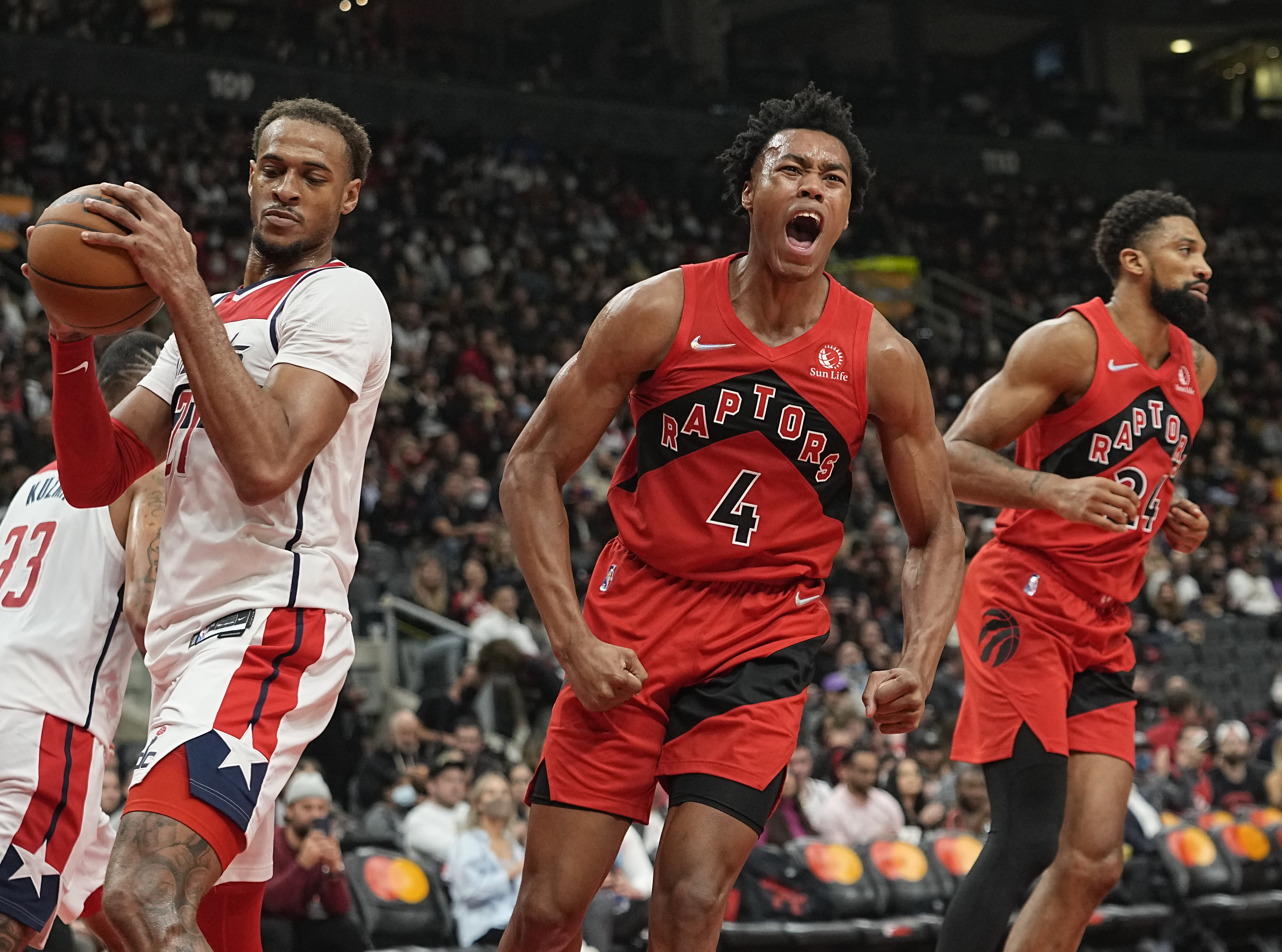 שחקן טורונטו ראפטורס סקוטי בארנס מול שחקן וושינגטון וויזארדס דניאל גאפורד