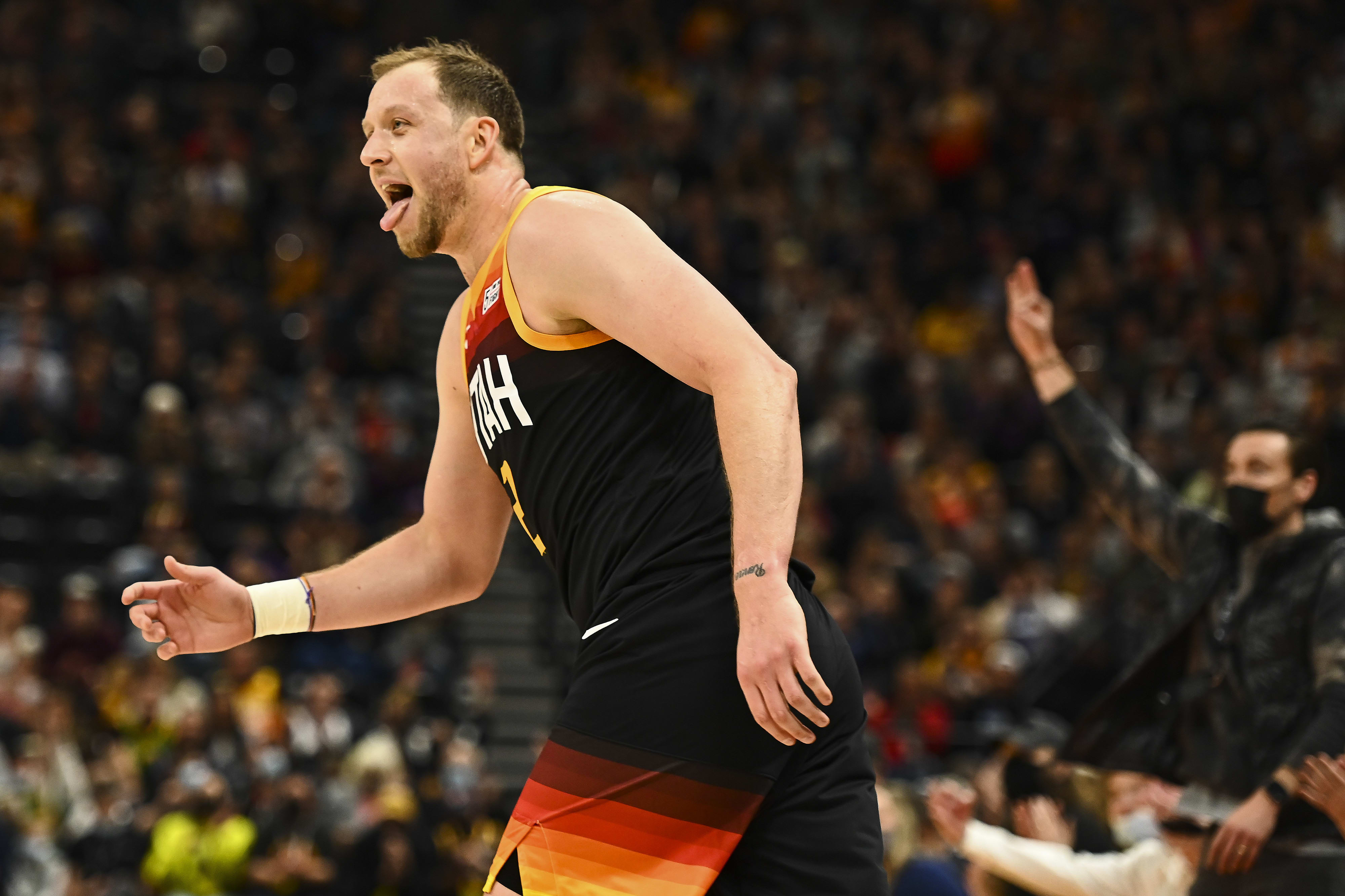 שחקן יוטה ג'אז ג'ו אינגלס חוגג