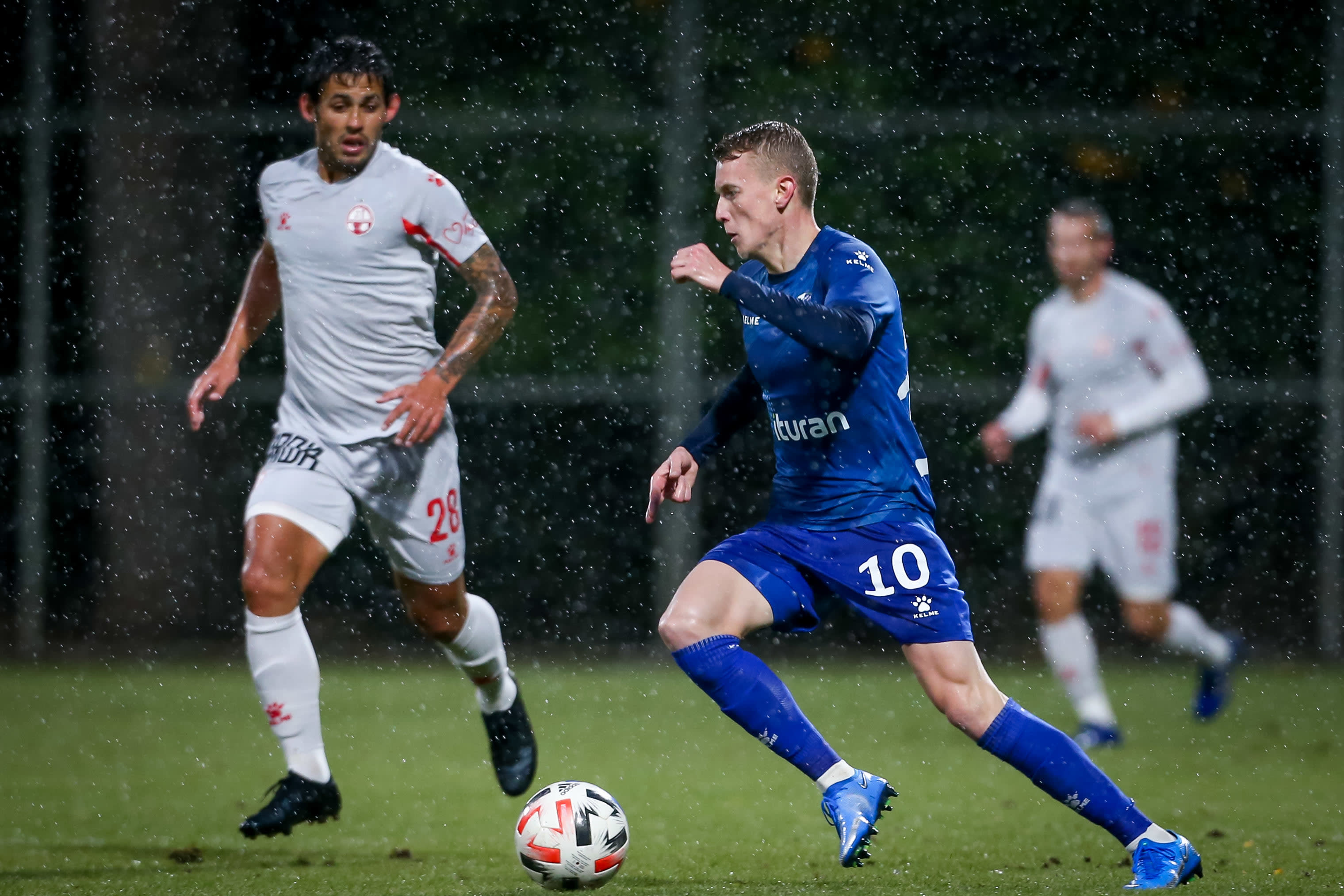 סמואל בראון שחקן עירוני קרית שמונה מול מרסלו מלי שחקן הפועל באר שבע