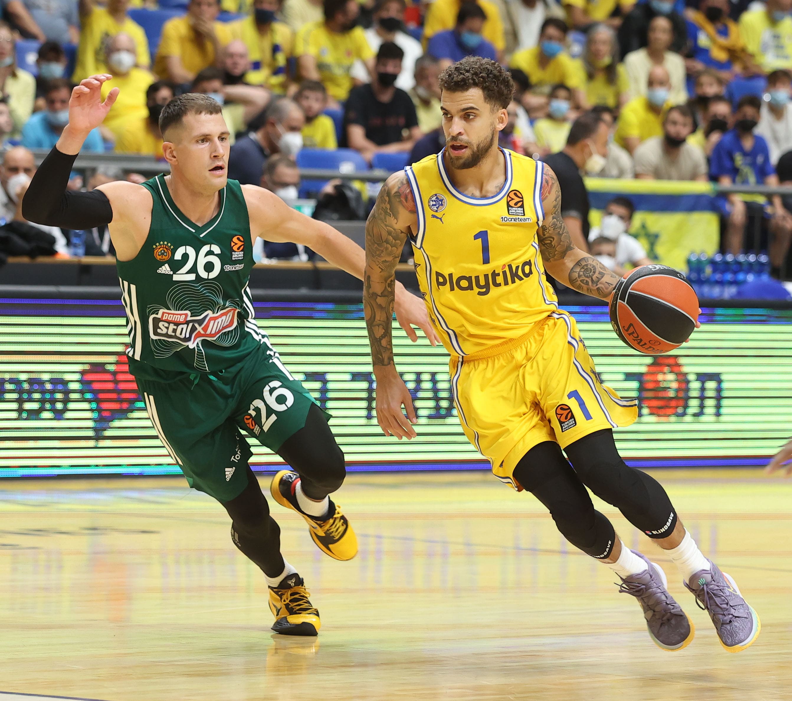 שחקן מכבי תל אביב סקוטי ווילבקין מול שחקן פנאתינייקוס נמניה נדוביץ'