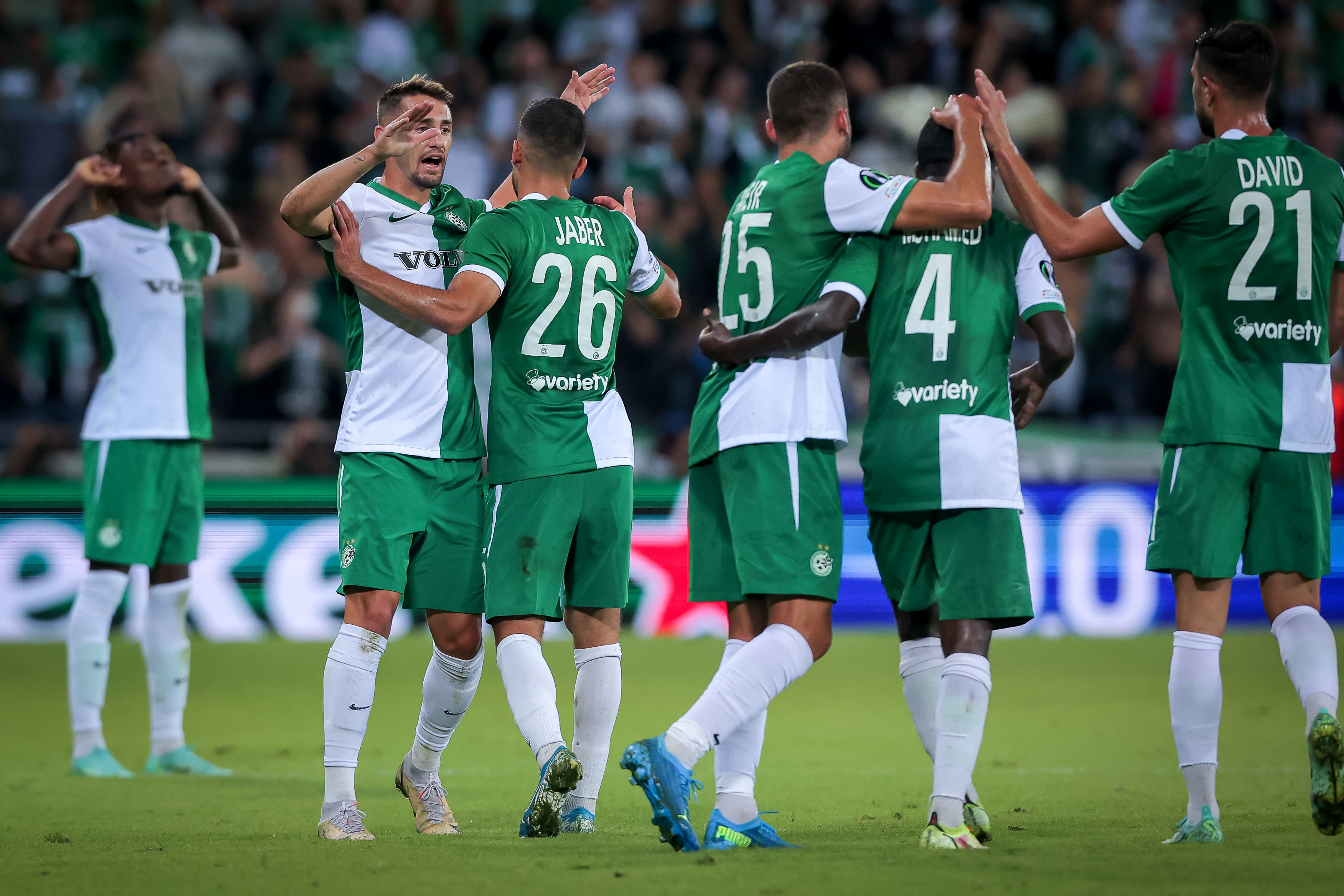 שחקני מכבי חיפה חוגגים עם גודסוויי דוניו