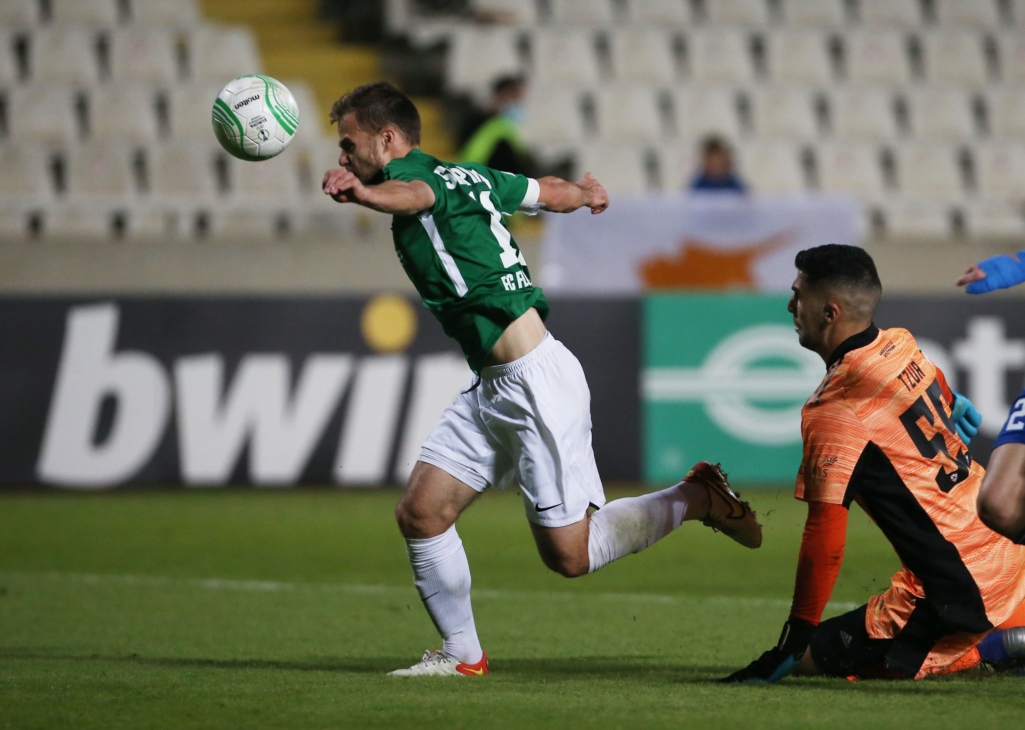 ראונו סאפינן שחקן פלורה טאלין כובש מול אסף צור שוער אנורתוזיס פמגוסטה