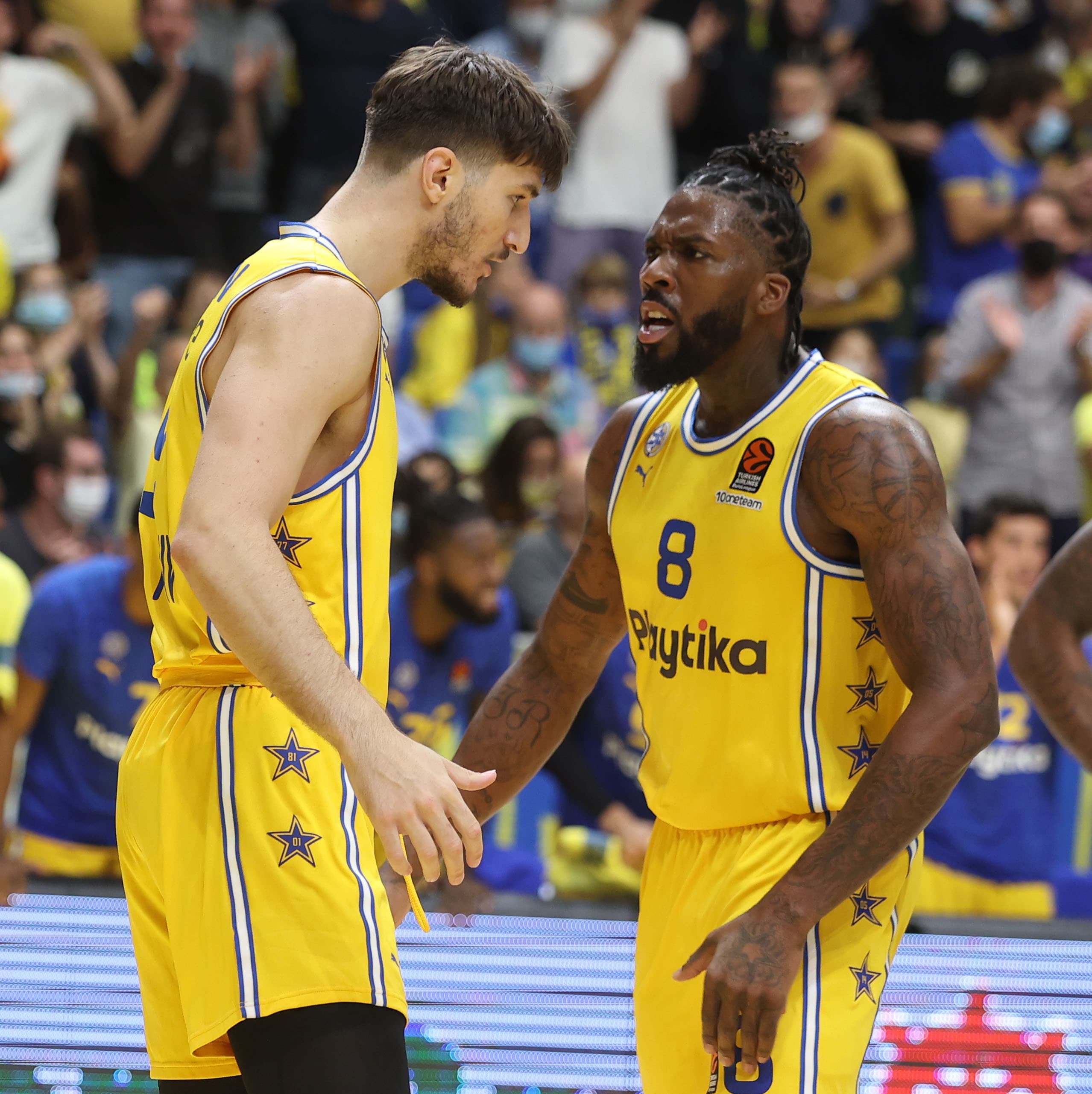 שחקן מכבי תל אביב רומן סורקין עם ג'יילן ריינולדס