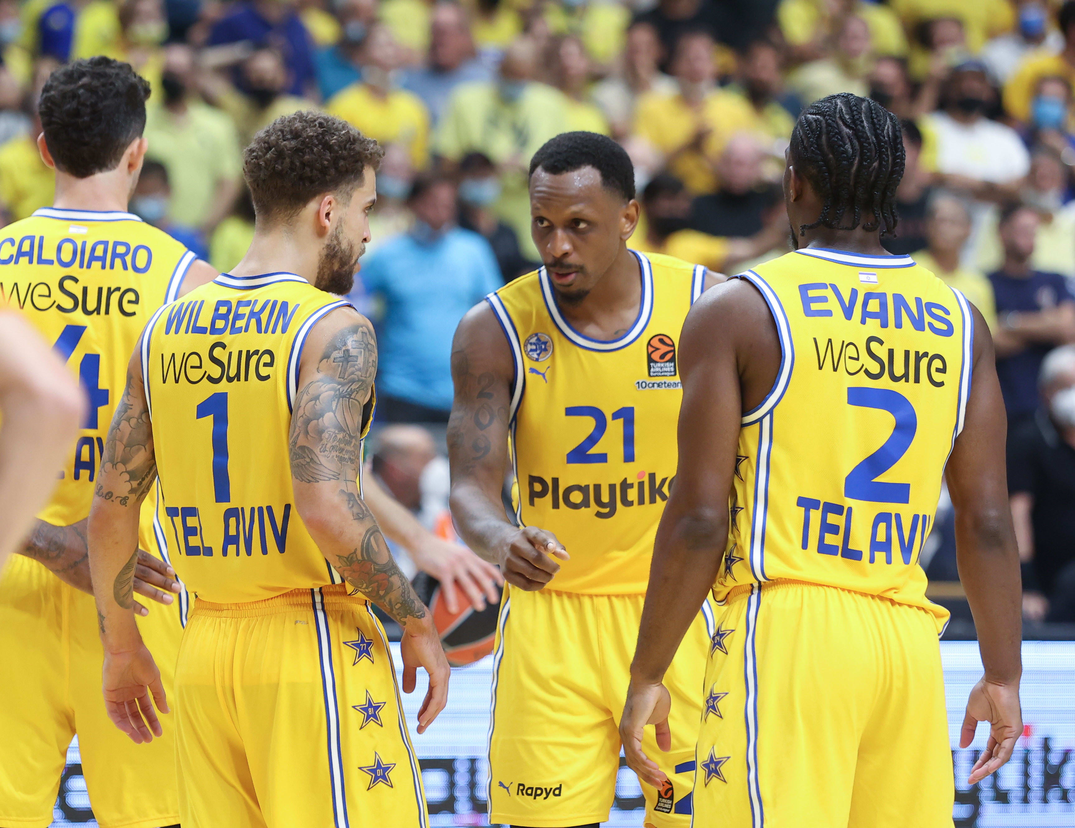 שחקן מכבי תל אביב סקוטי ווילבקין עם ג'יימס נאנלי, קינן אוואנס