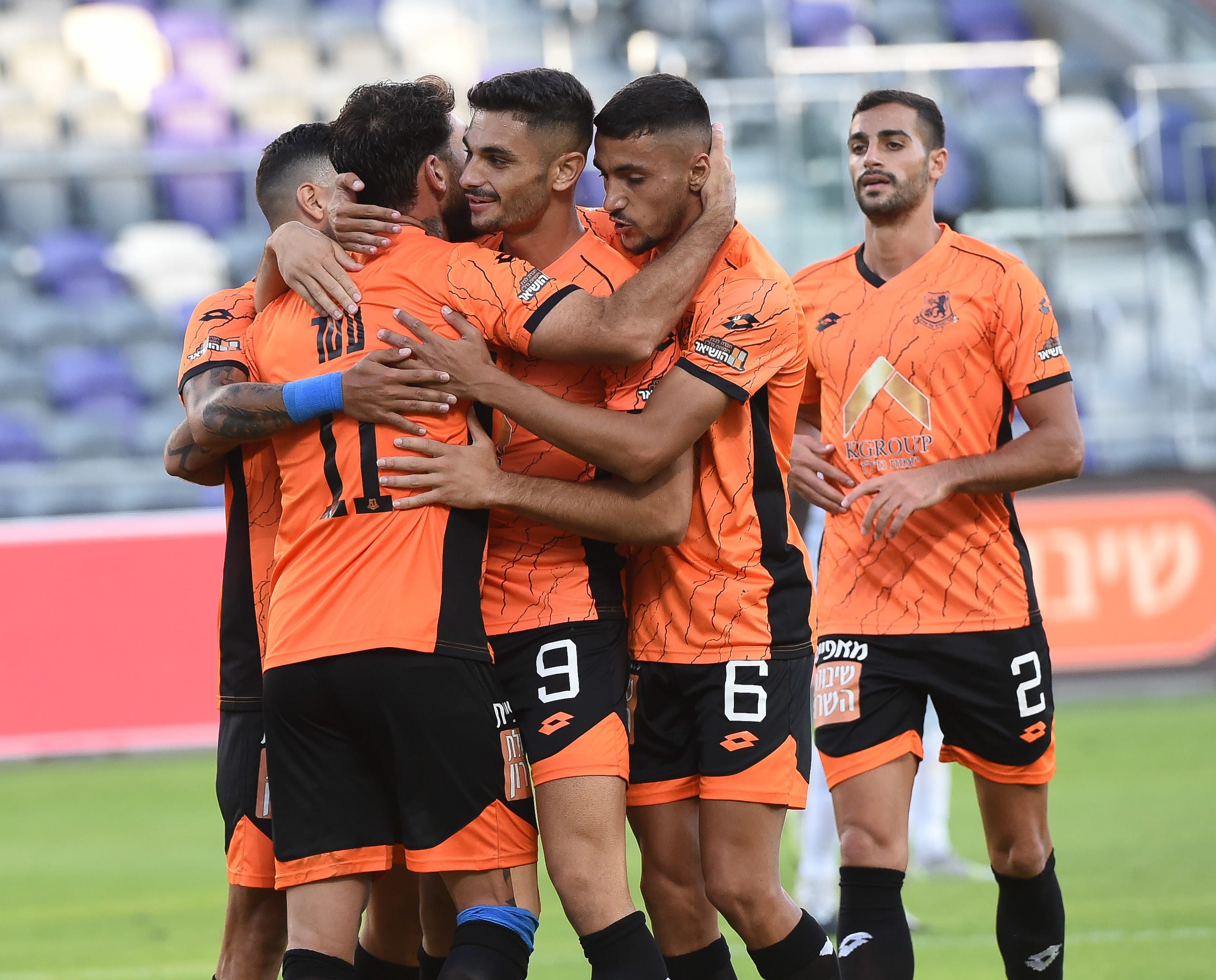 שחקני בני יהודה חוגגים עם אלירן עטר