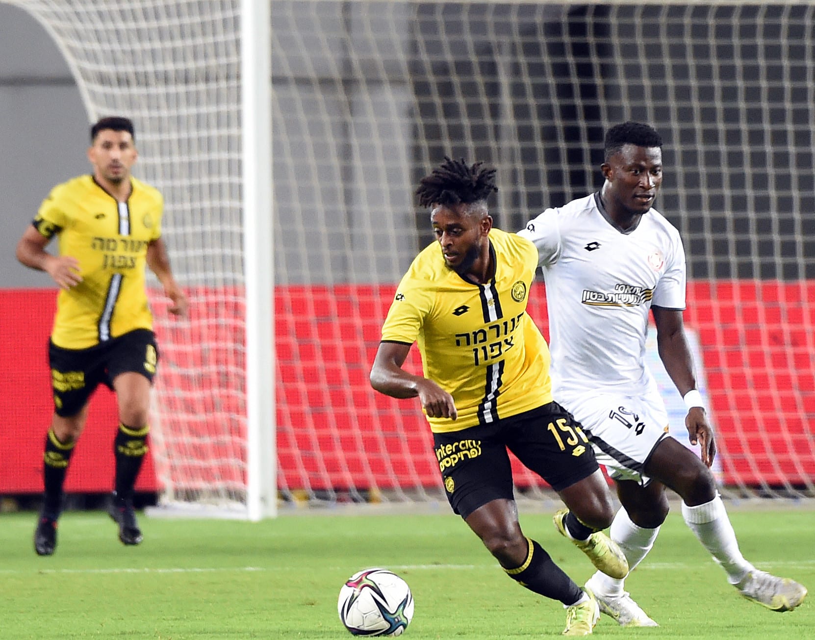 שחקן מכבי נתניה אביב אברהם מול שחקן הפועל חדרה מוחמד אוסמן
