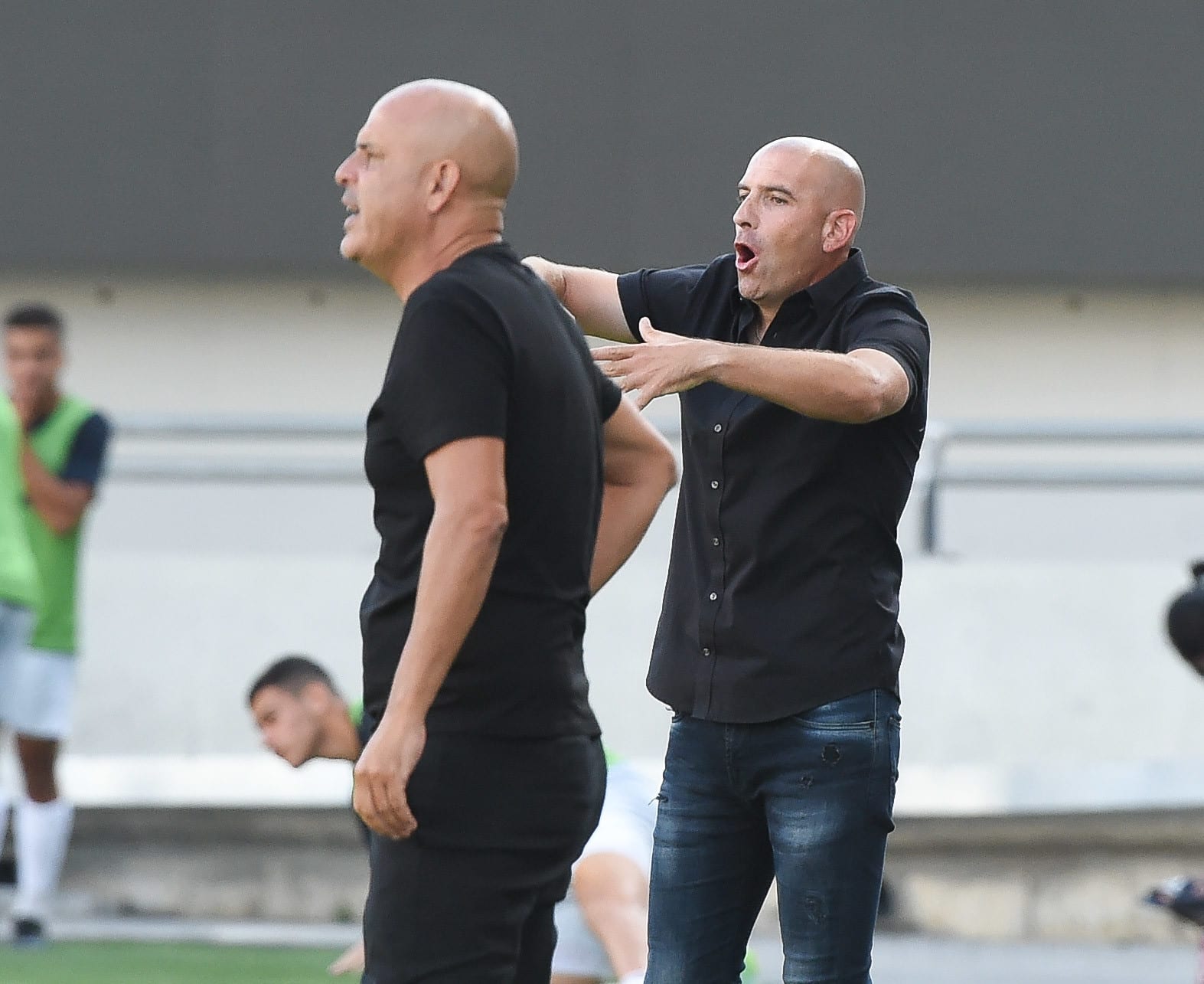 מאמן בני יהודה יוסי אבוקסיס לצד מאמן הפועל עפולה אלדד שביט