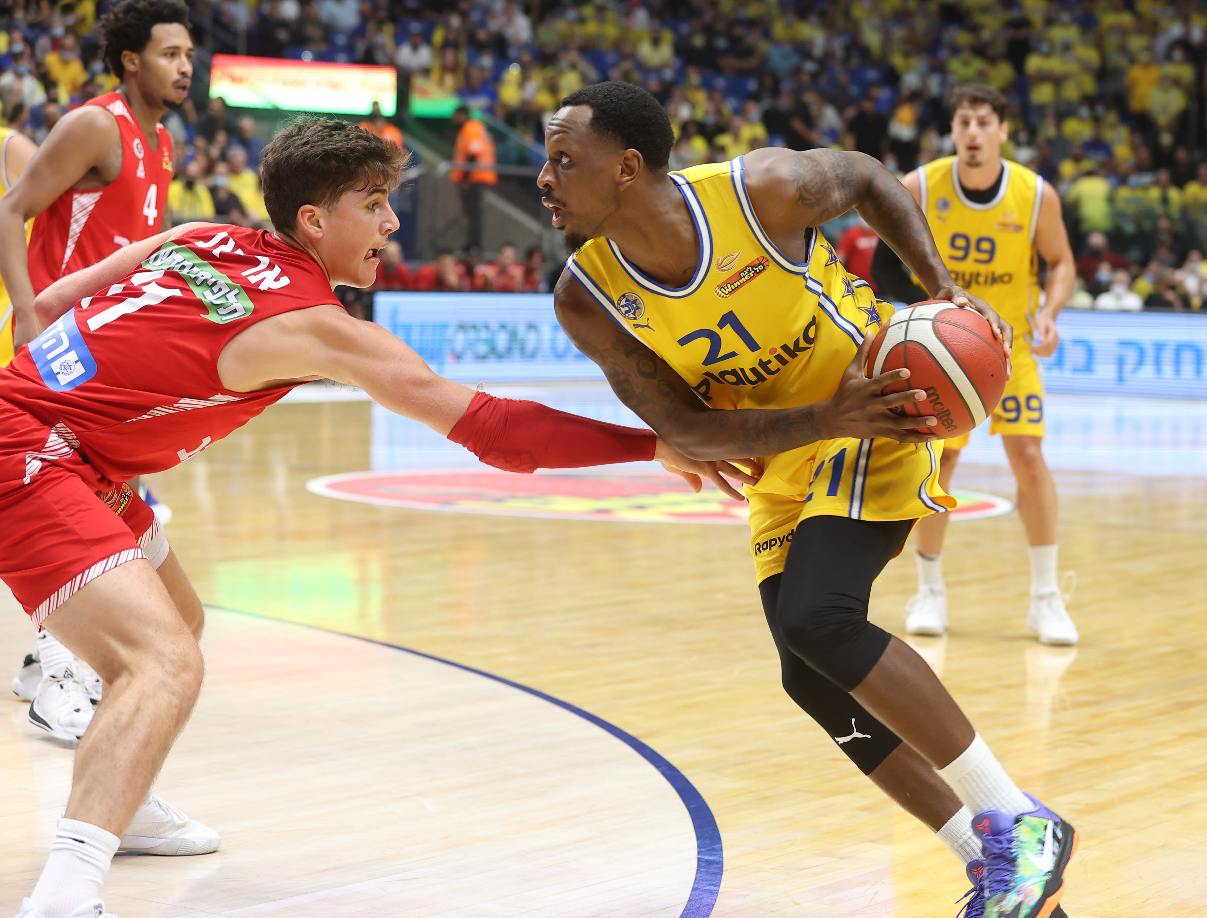 שחקן מכבי תל אביב ג'יימס נאנלי מול שחקן הפועל ירושלים אדם אריאל