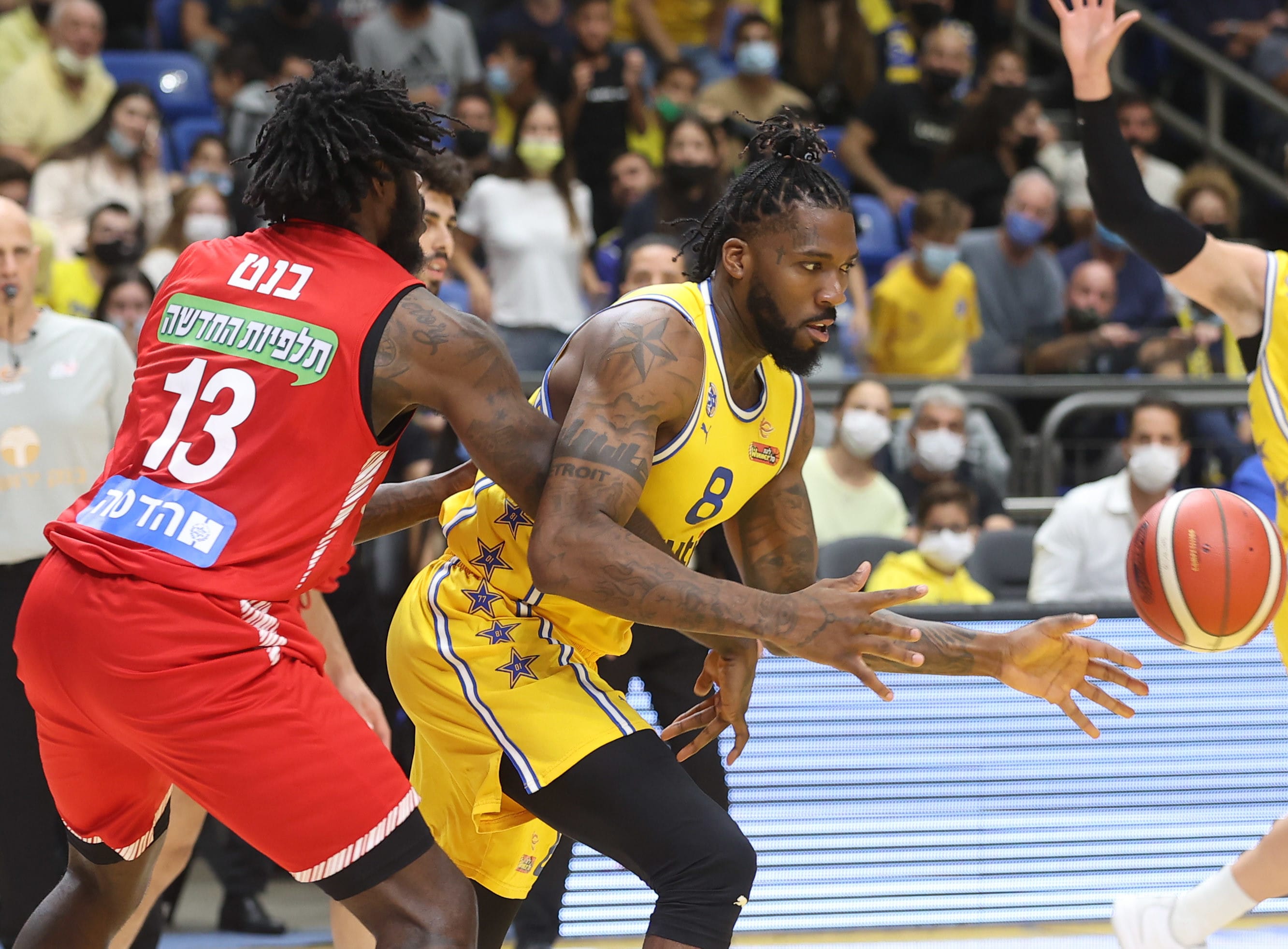 שחקן מכבי תל אביב ג'יילן ריינולדס מול שחקן הפועל ירושלים אנתוני בנט