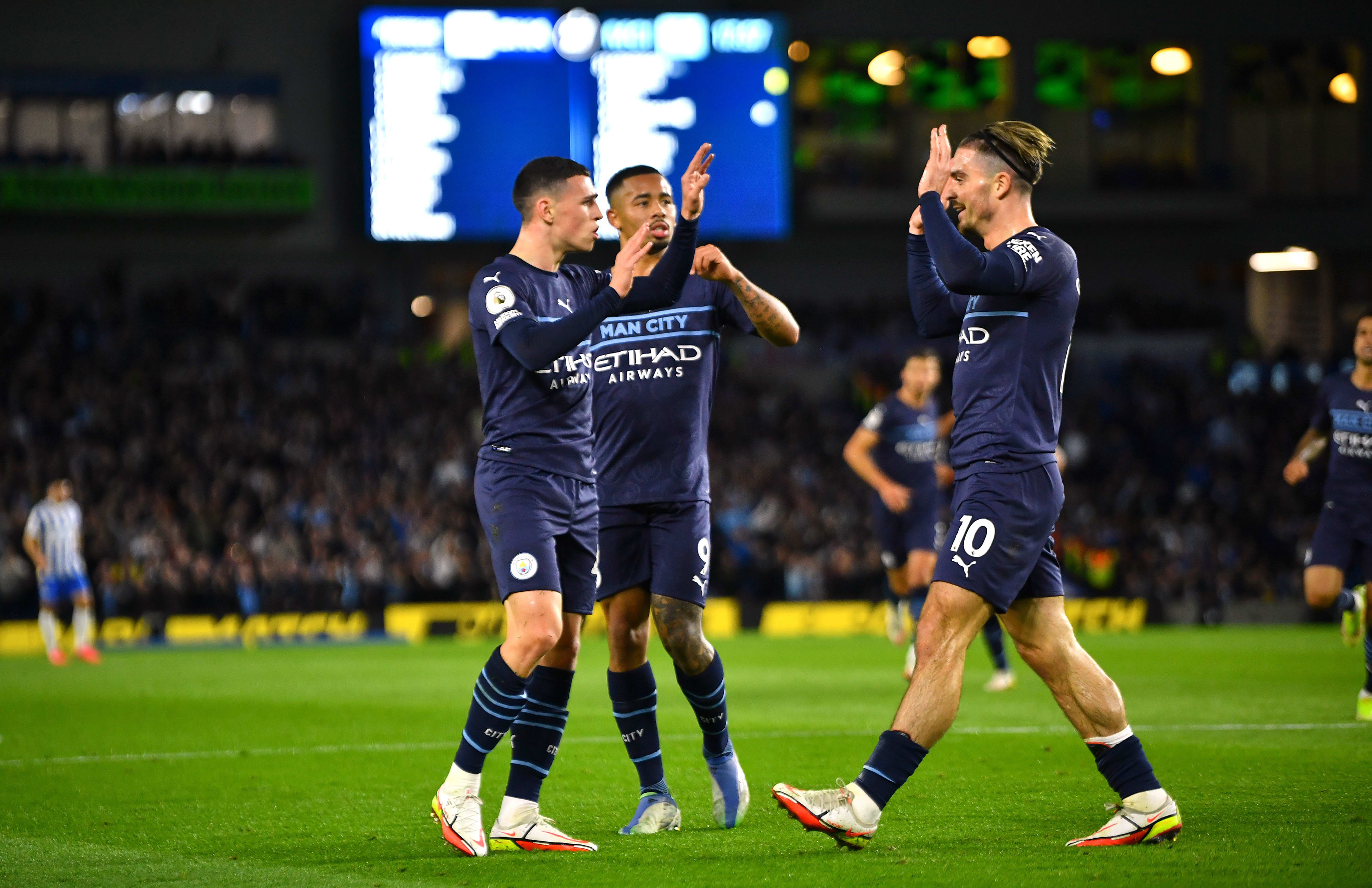 ג'ק גריליש, פיל פודן, גבריאל ז'סוס שחקני מנצ'סטר סיטי חוגגים