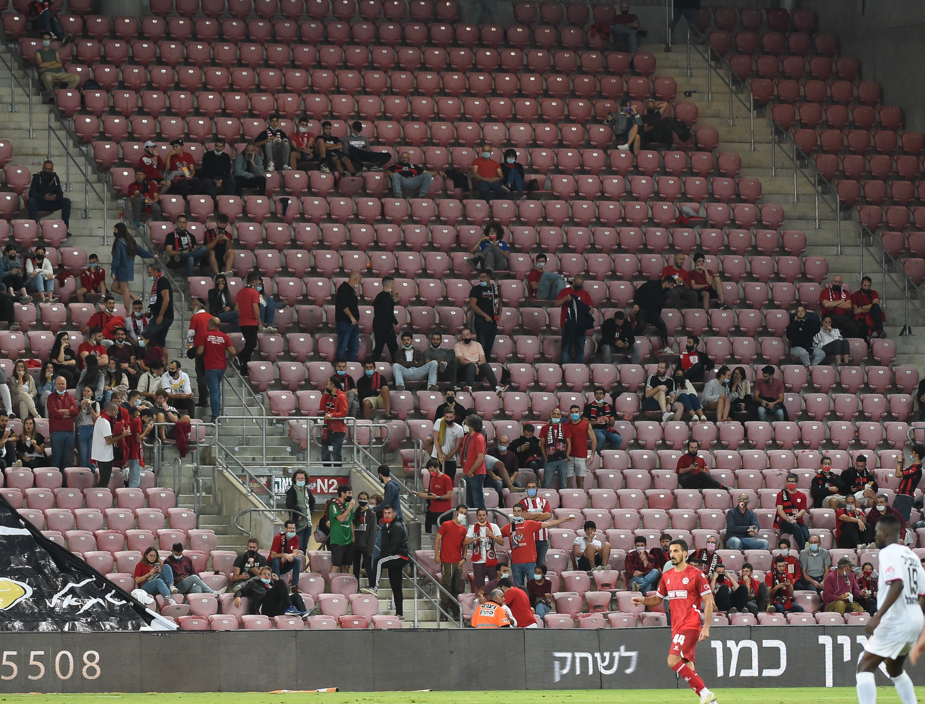 היציע של אוהדי הפועל ירושלים, שנטשו אחרי עימות על המשטרה