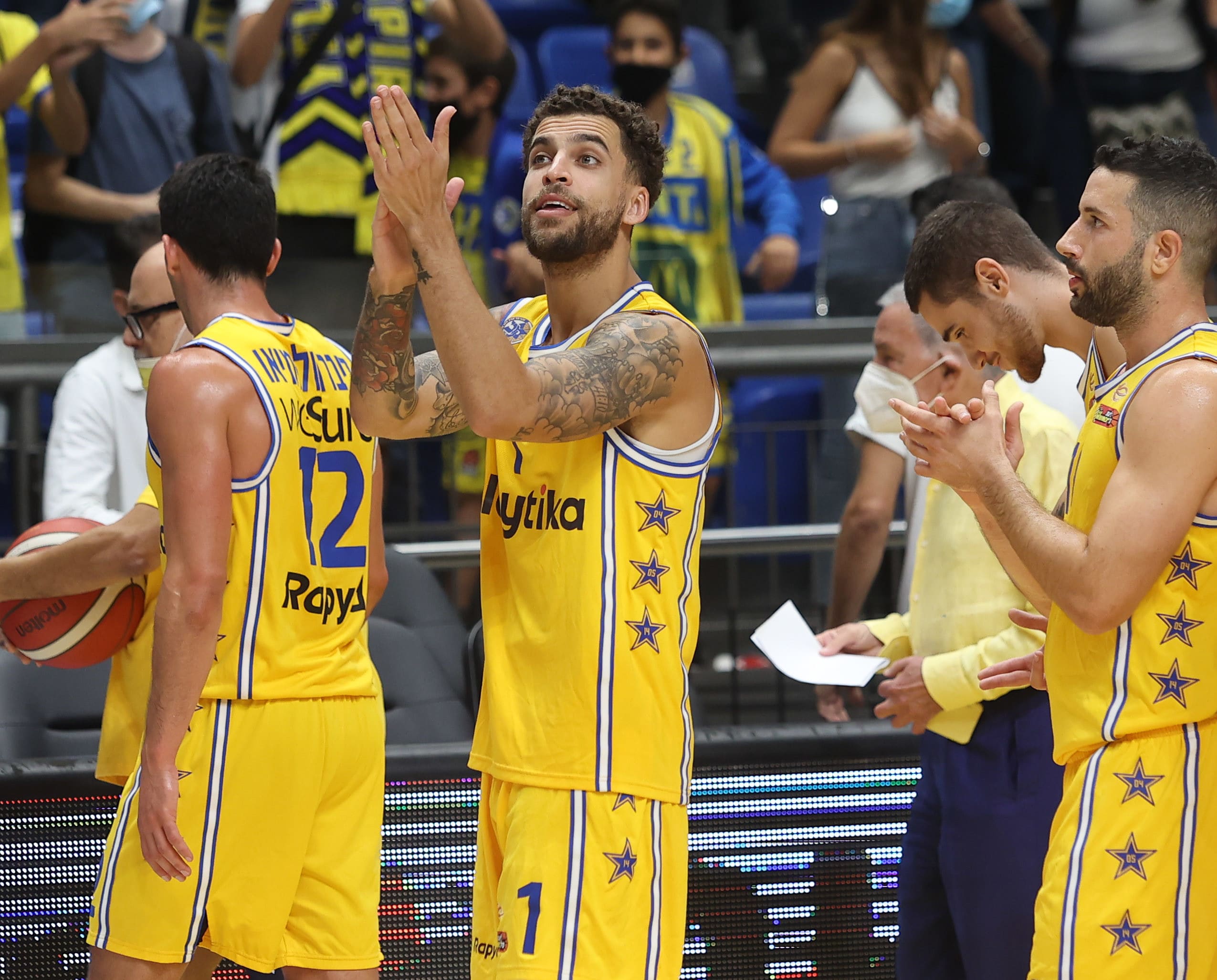 שחקן מכבי תל אביב סקוטי ווילבקין עם עודד ברנדוויין