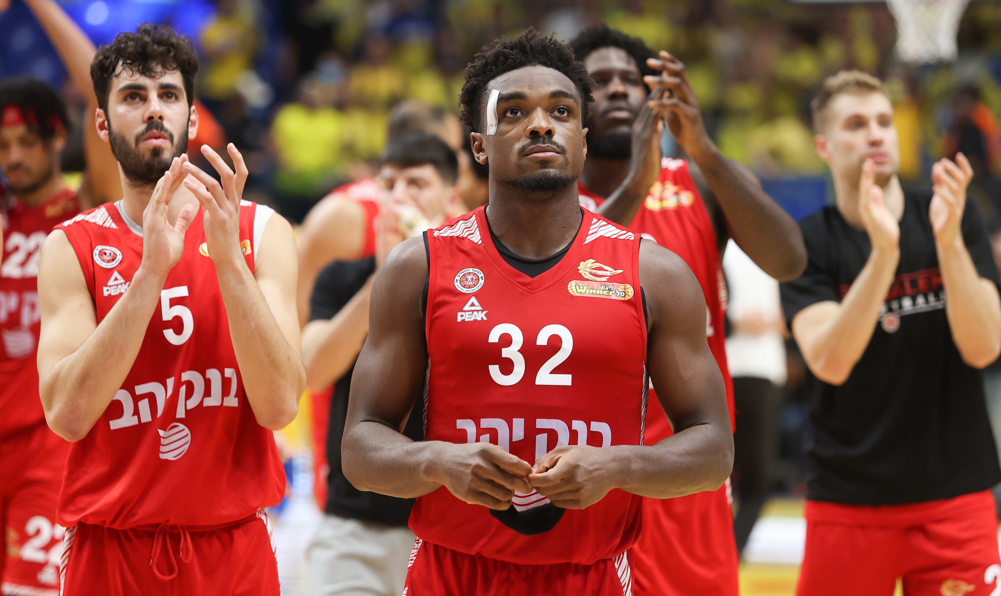 שחקן הפועל ירושלים עמית גרשון עם רטין אובסוהאן, ווילי וורקמן