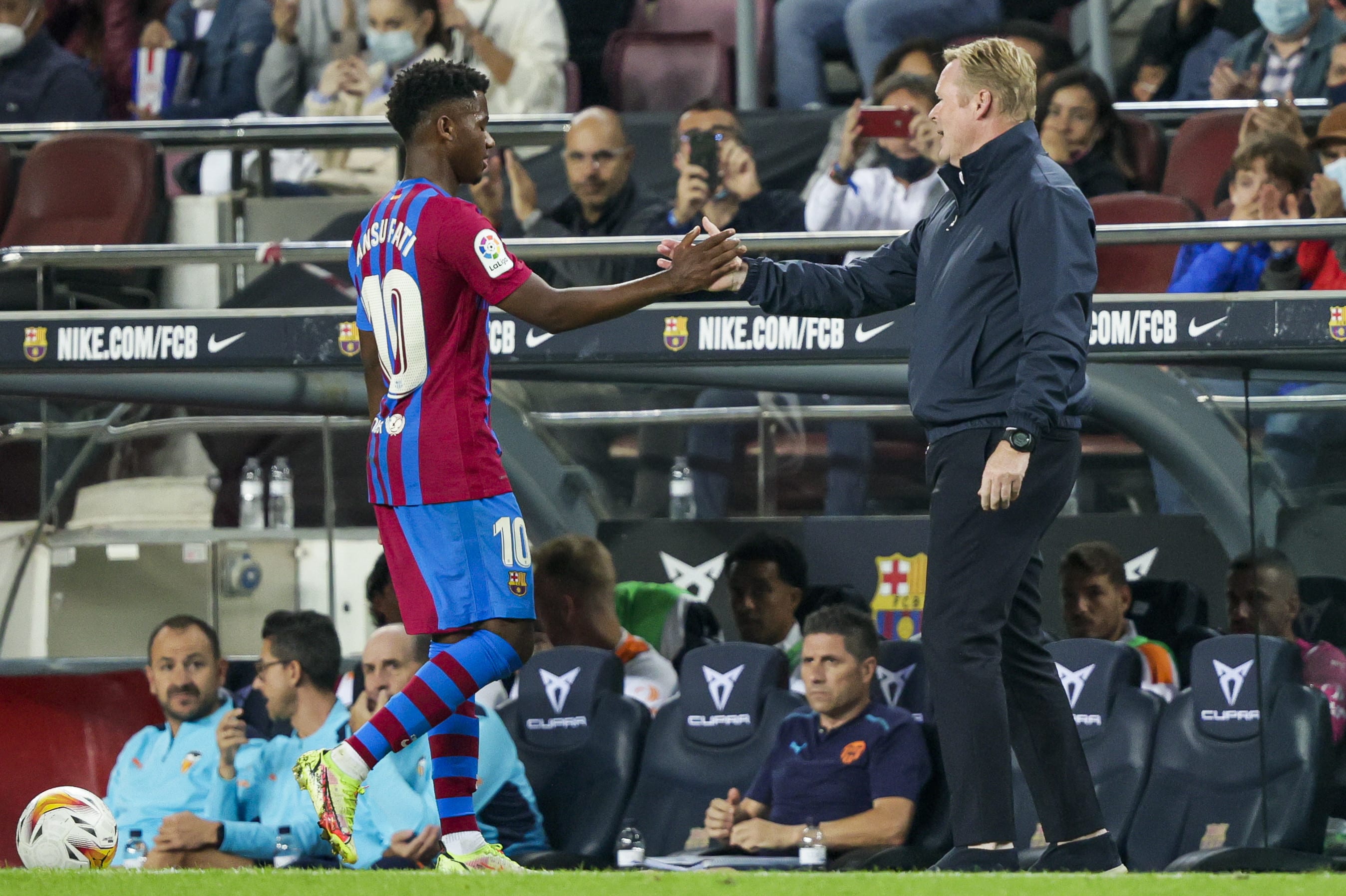 אנסו פאטי שחקן ברצלונה עם מאמנו רונאלד קומאן