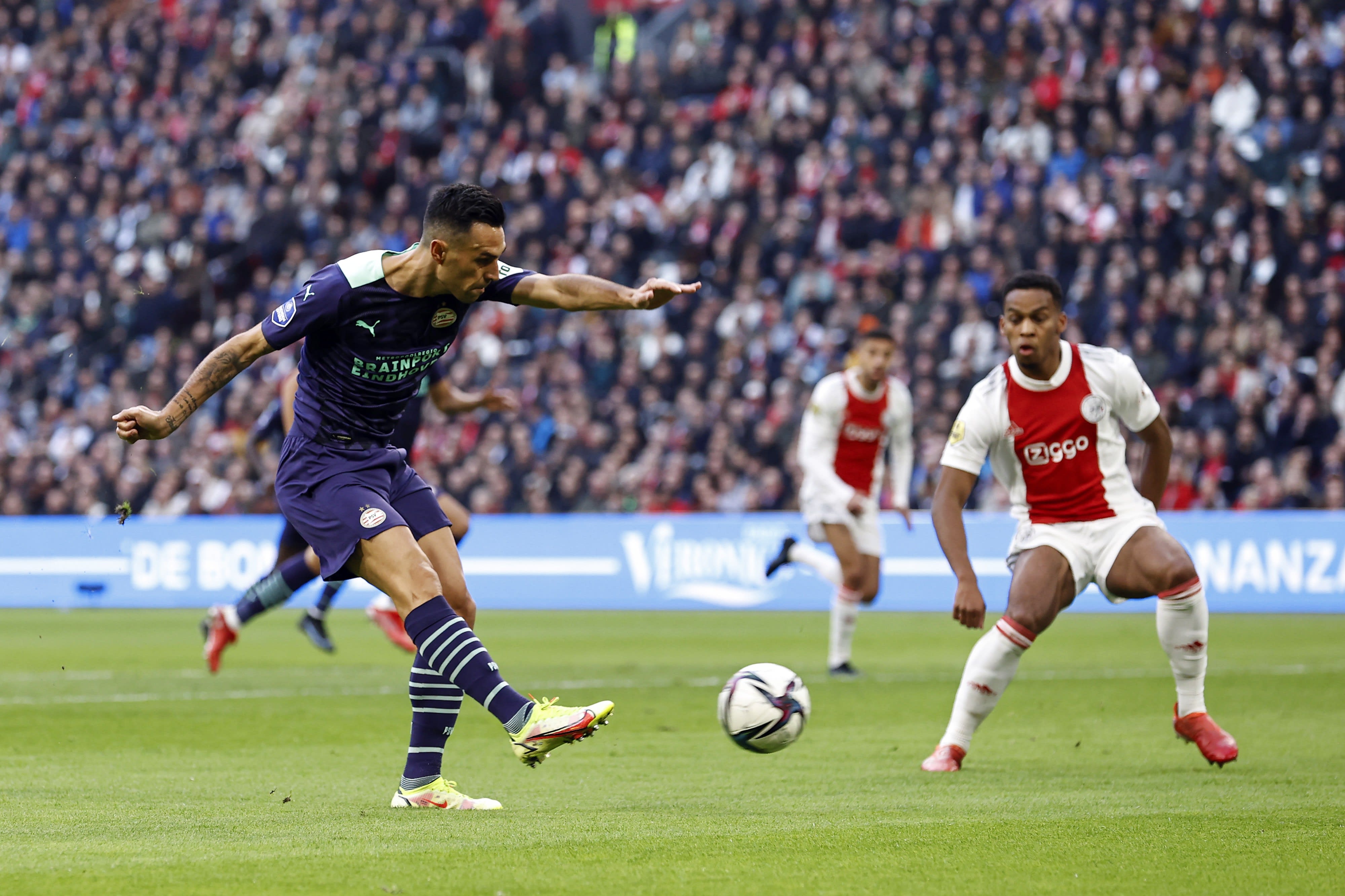 ערן זהבי שחקן פ.ס.וו איינדהובן בועט מול אייאקס