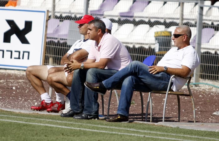 אלי כהן מאמן הפועל רעננה (שני מימין)