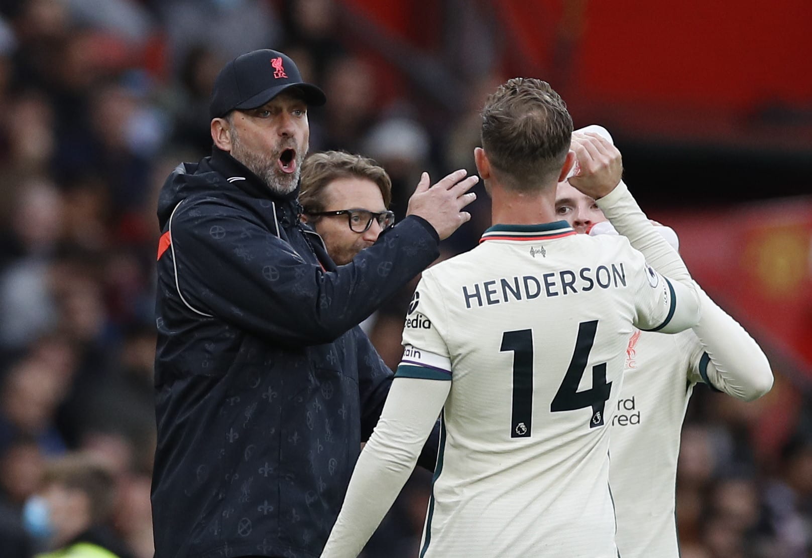 יורגן קלופ מאמן ליברפול חוגג עם שחקניו