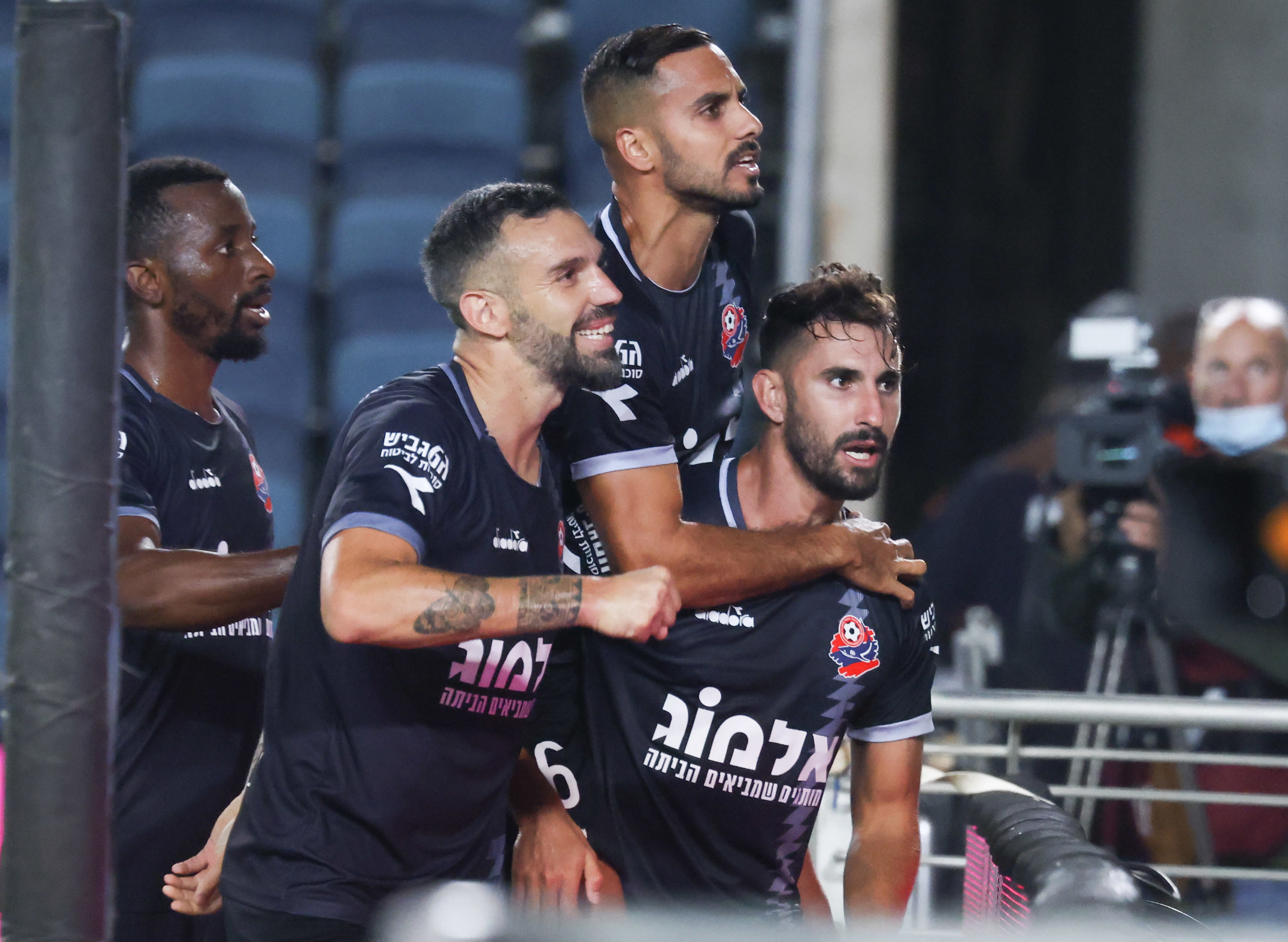 אלון תורג'מן שחקן הפועל חיפה עם ניסו קפילוטו, גיא משפתי עם איזוצ'וקוו אנתוני