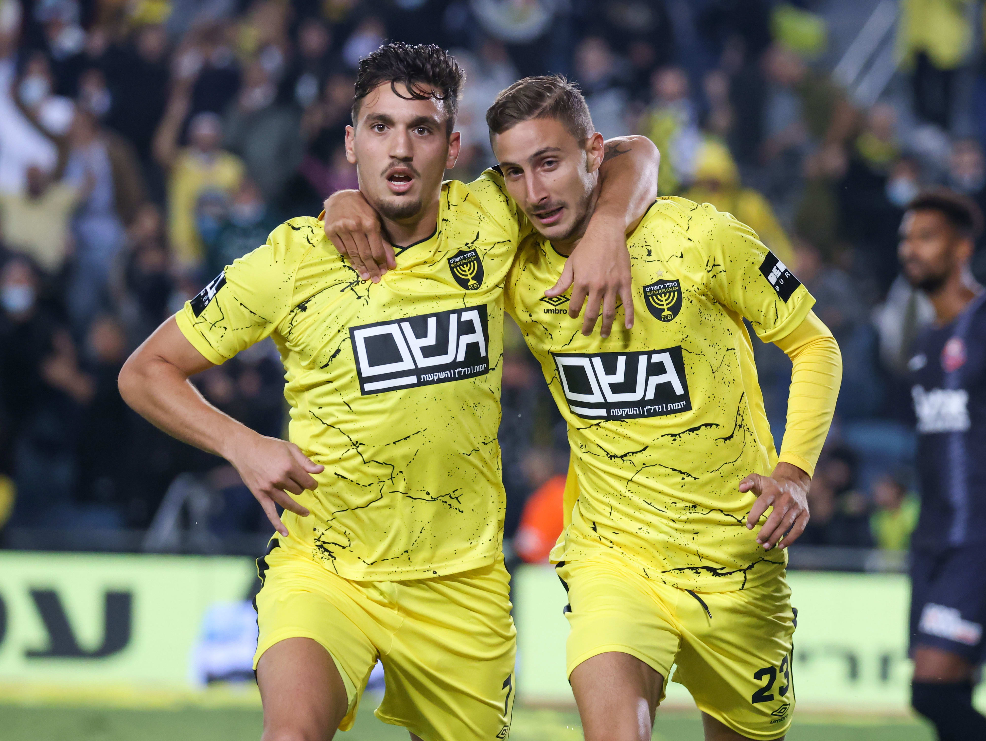 תמיר עדי שחקן בית"ר ירושלים עם ירדן שועה