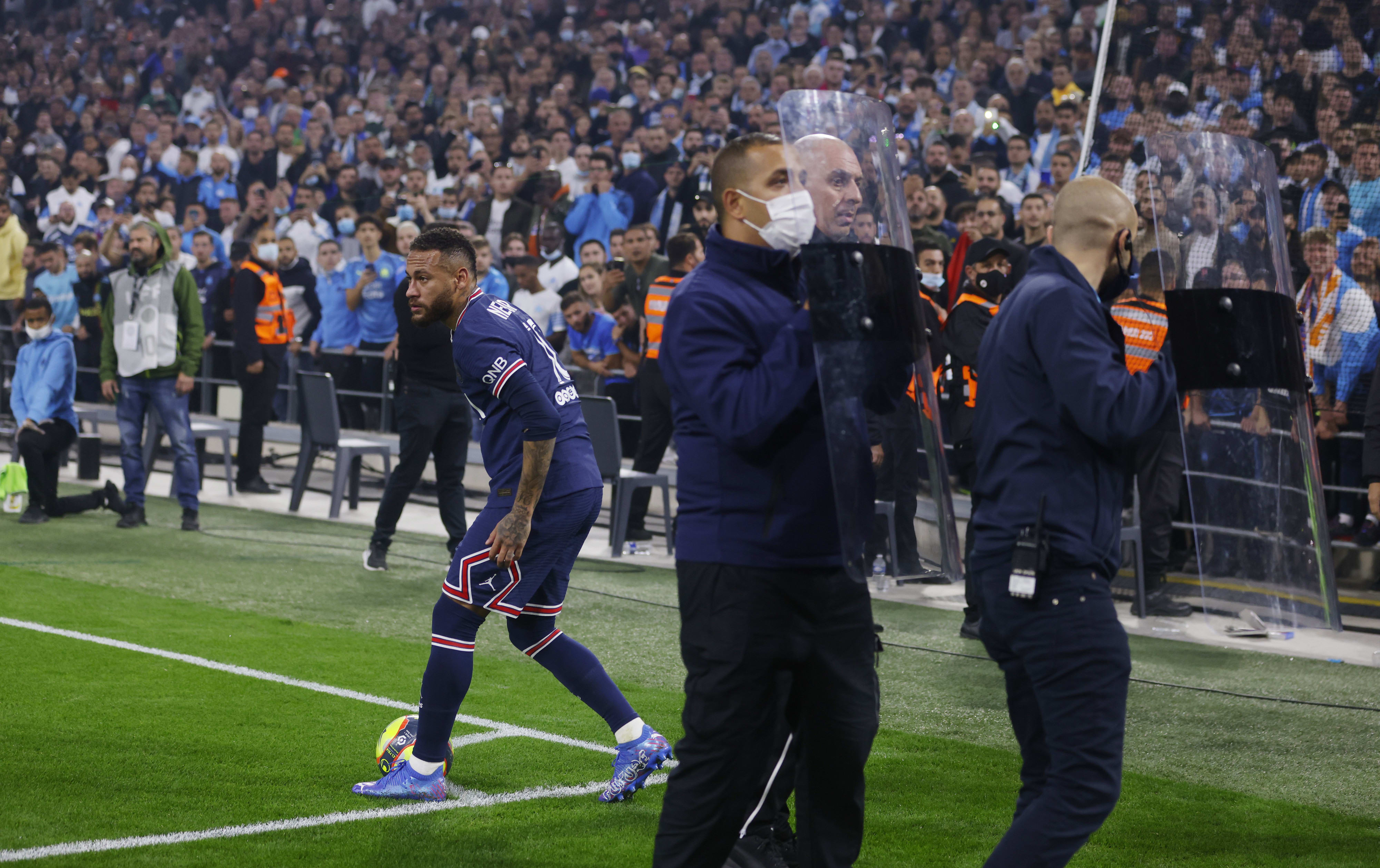 ניימאר שחקן פריז סן ז'רמן מוציא כדור קרן תחת אבטחה