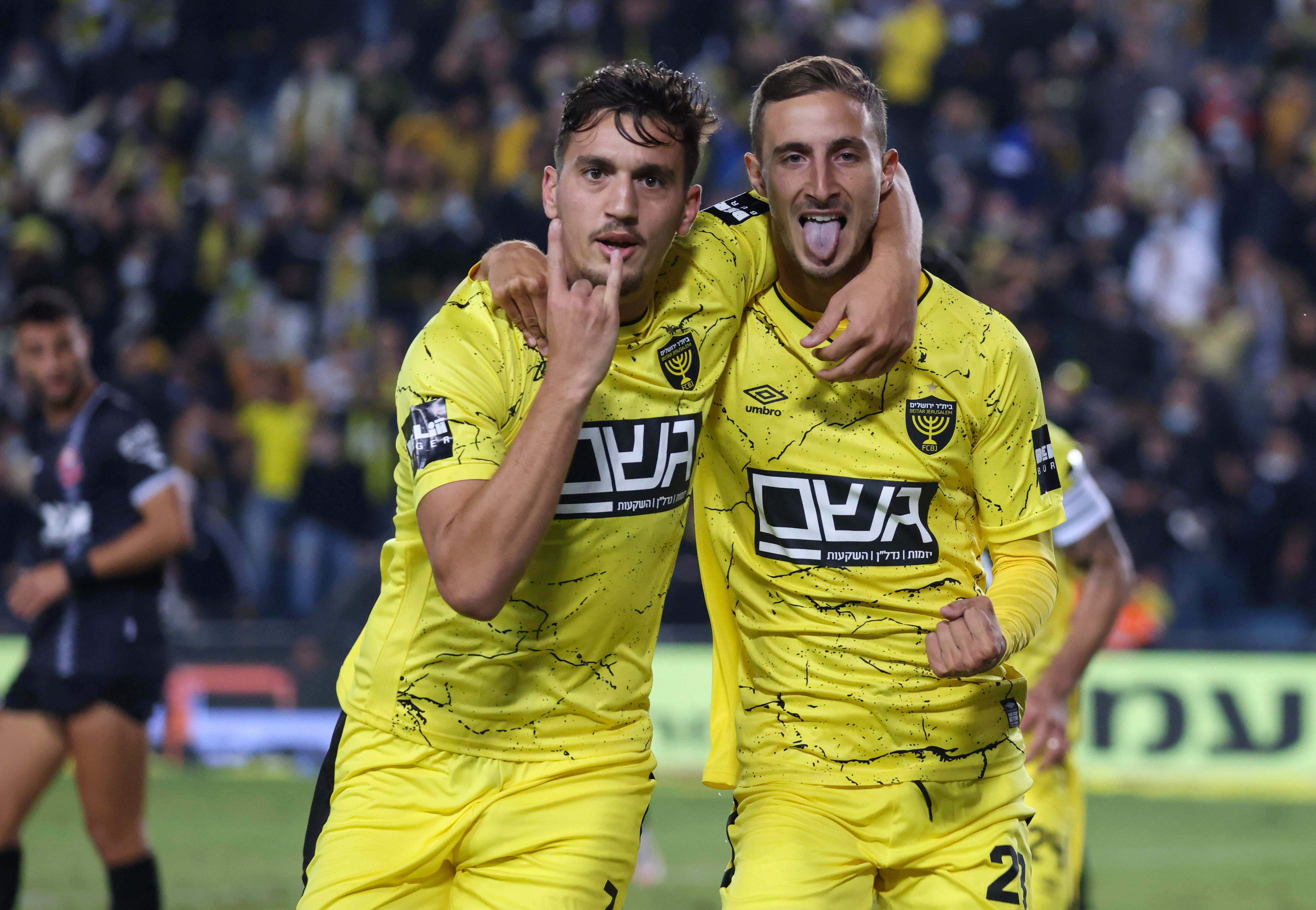 תמיר עדי שחקן בית"ר ירושלים עם ירדן שועה