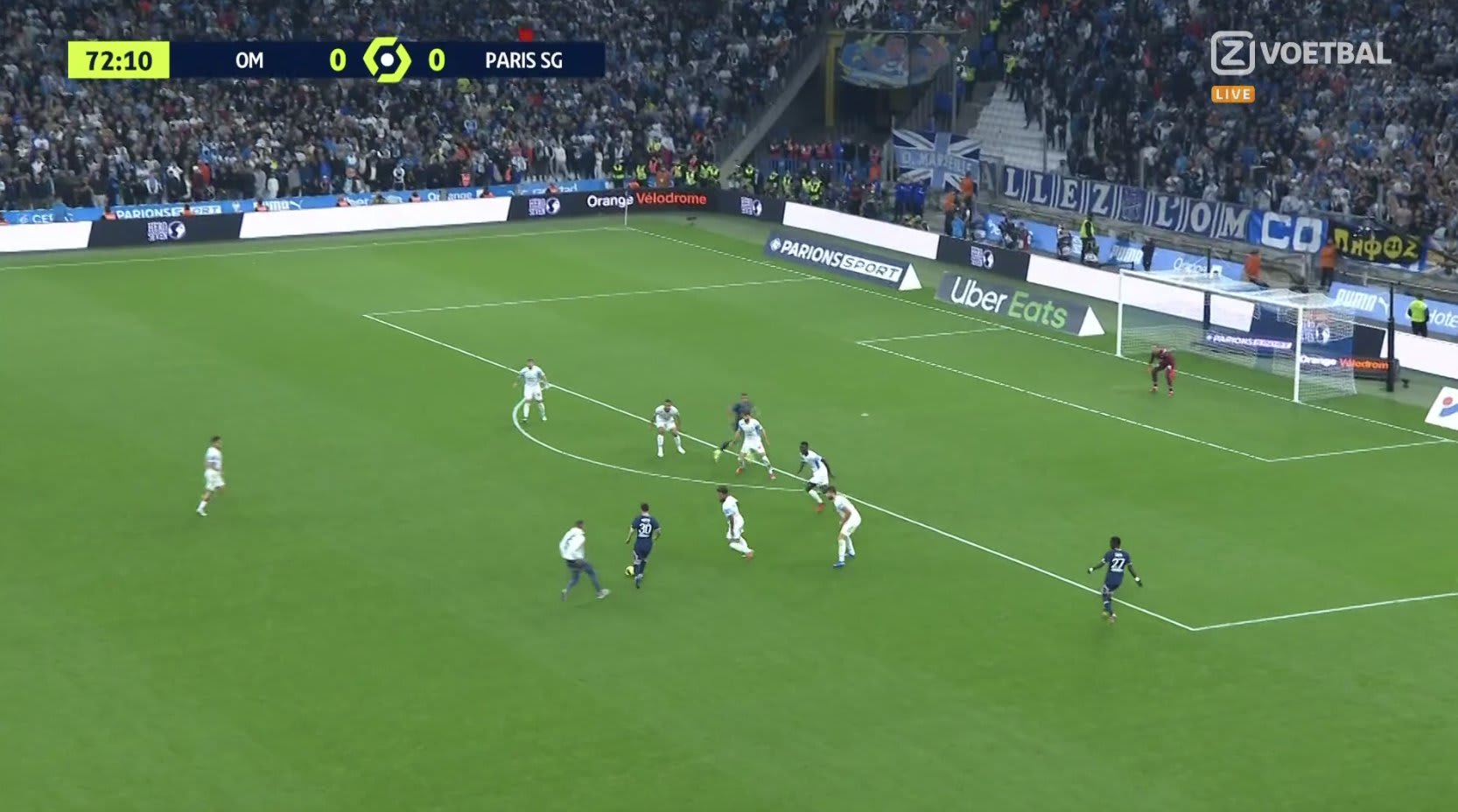 אוהד רודף אחרי ליאו מסי על המגרש