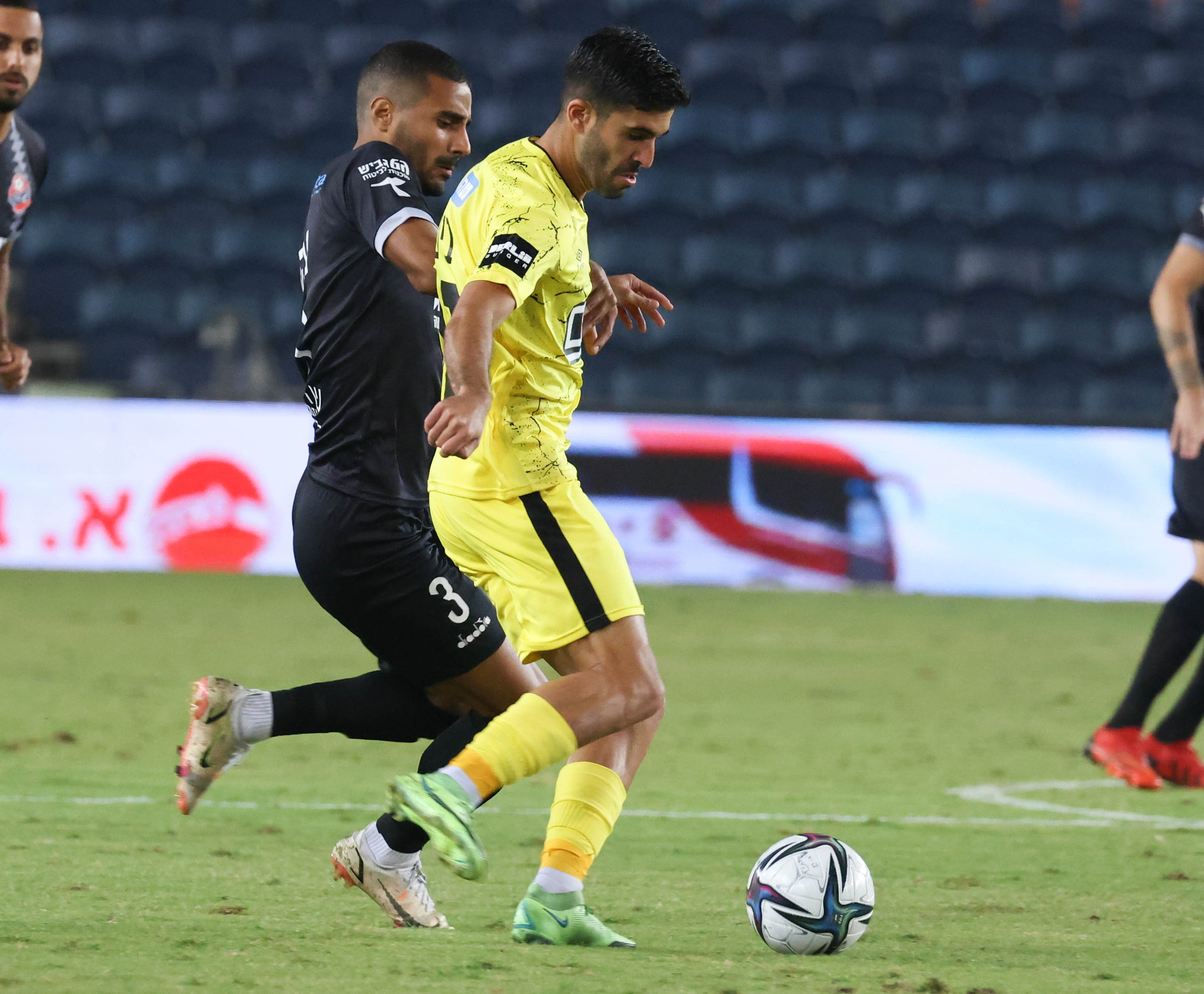 אורן ביטון שחקן בית"ר ירושלים מול נועם כהן שחקן הפועל חיפה