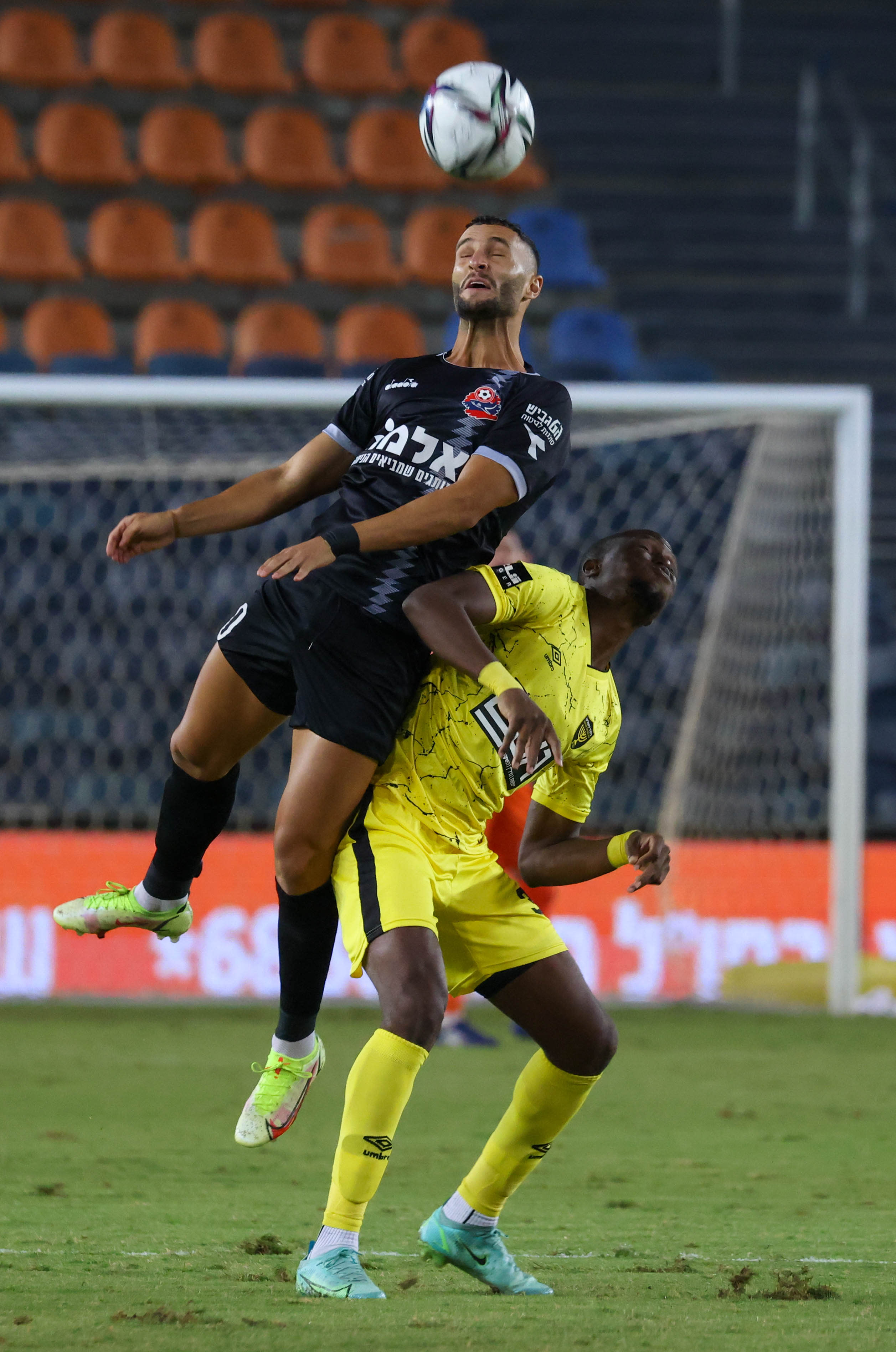סער פדידה שחקן הפועל חיפה מול קמסו מארה שחקן בית"ר ירושלים