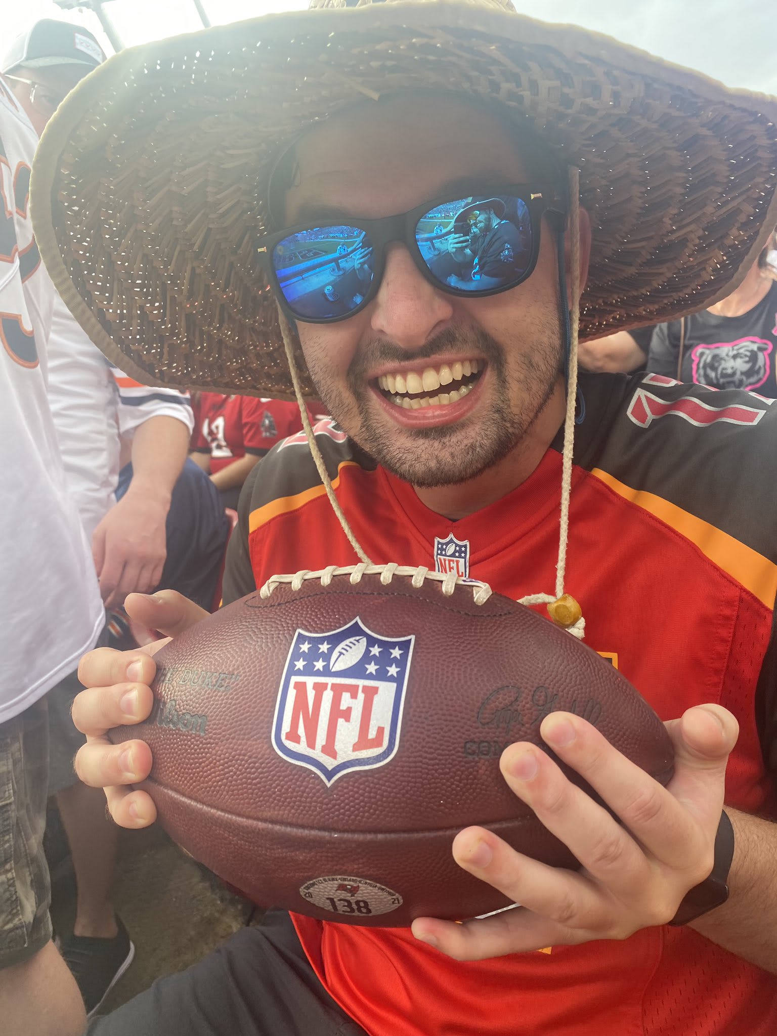 אוהד שקיבל כדור היסטורי מטום בריידי