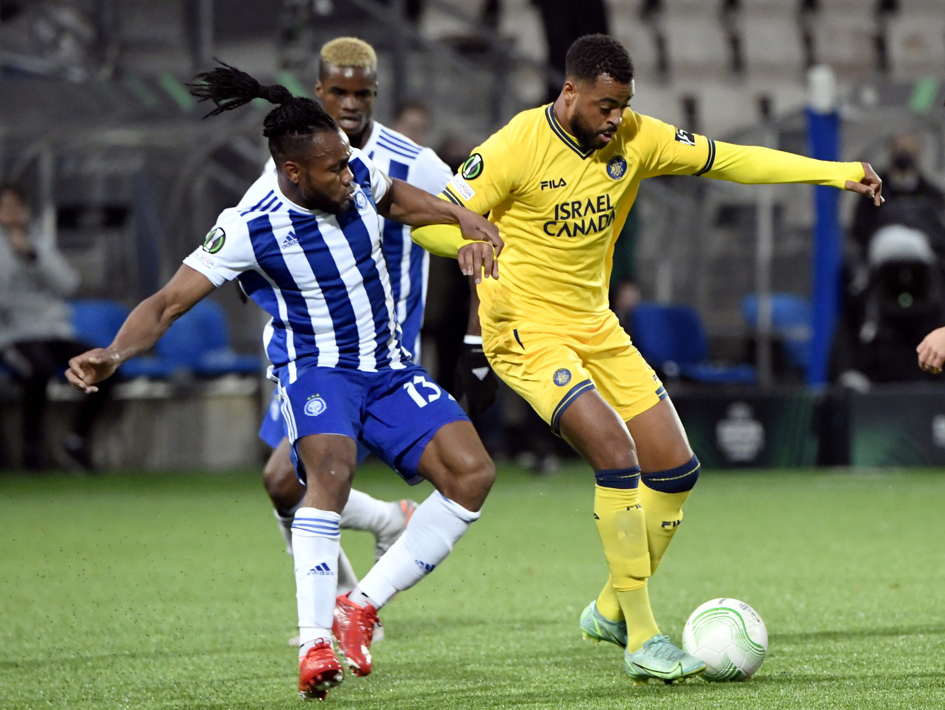 ברנדלי קובאס שחקן מכבי תל אביב מול לואיס קרלוס מוריו שחקן הלסינקי