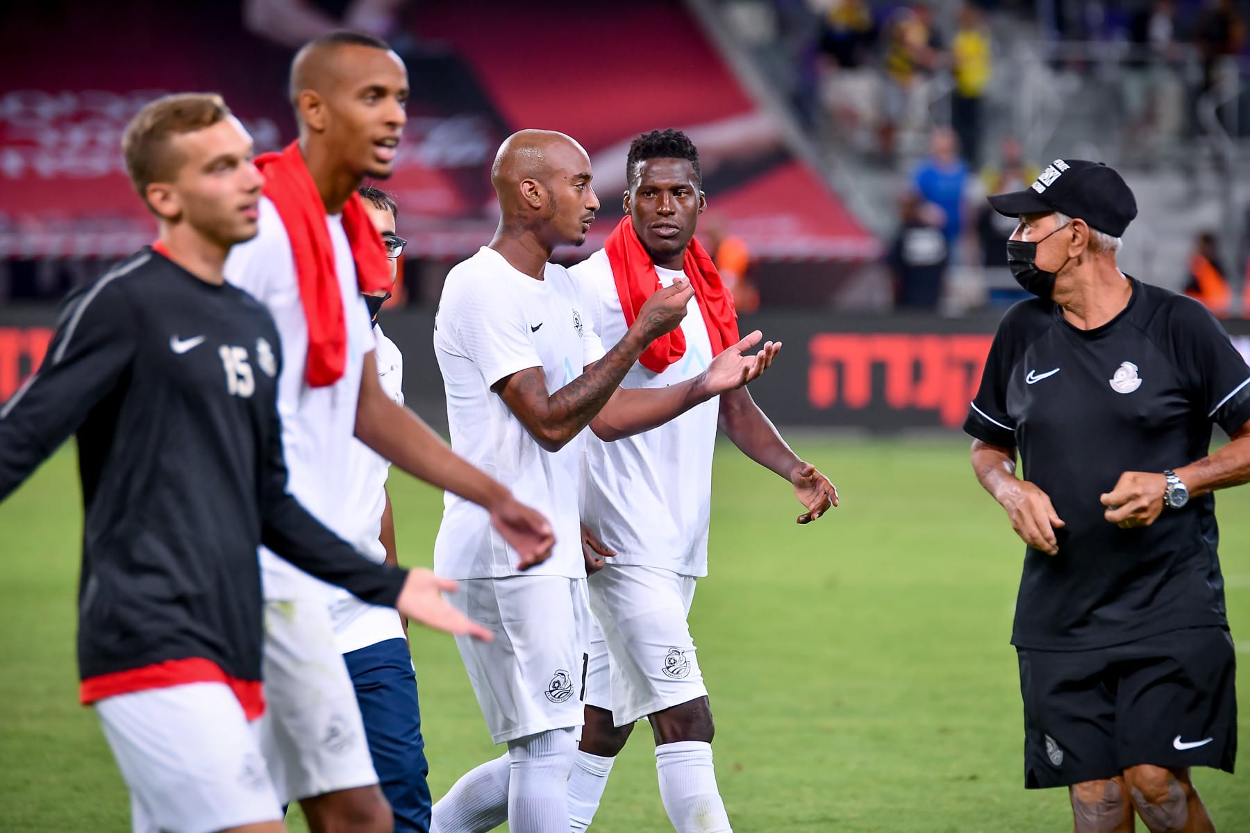 שחקני מ.ס. אשדוד חוגגים