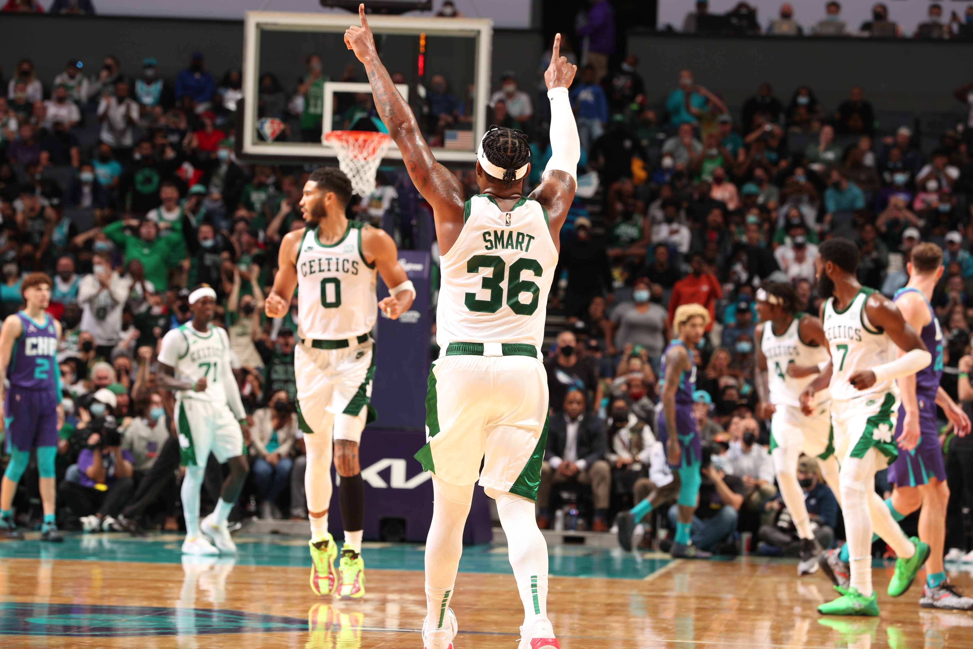 שחקני בוסטון מרקוס סמארט ג'ייסון טייטום