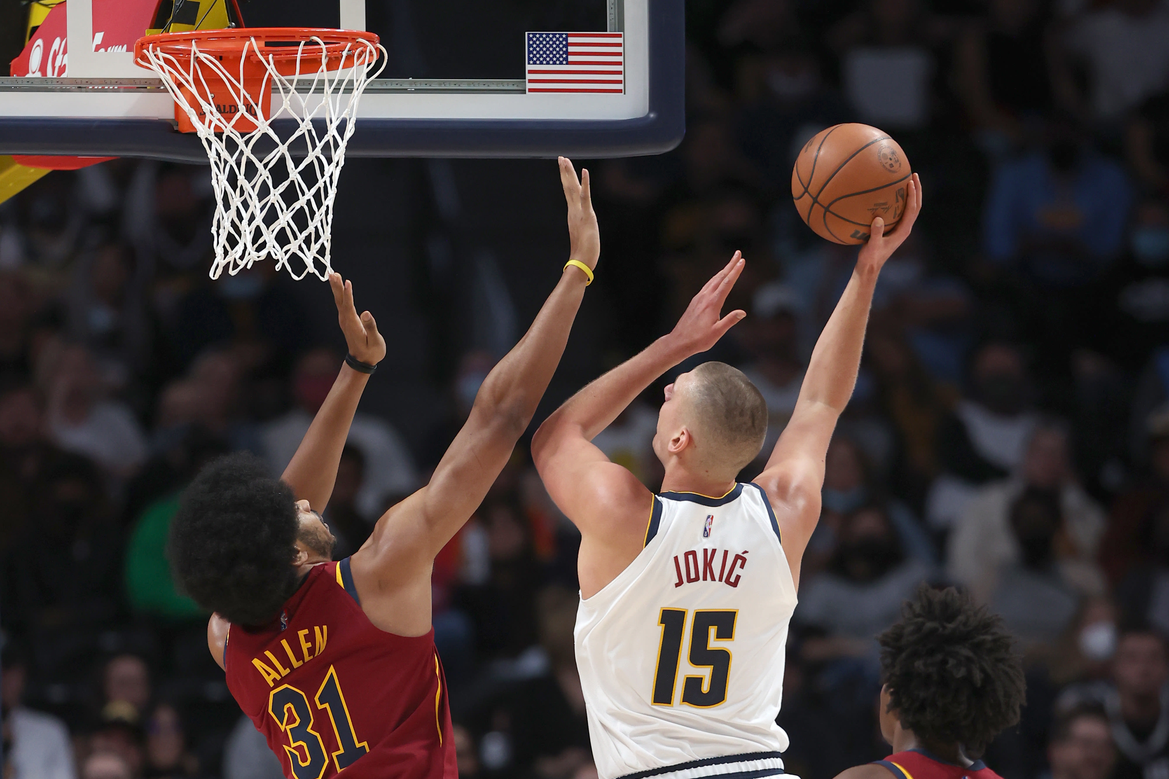 שחקן דנבר נאגטס ניקולה יוקיץ' מול שחקן קליבלנד קאבלירס ג'ארט אלן