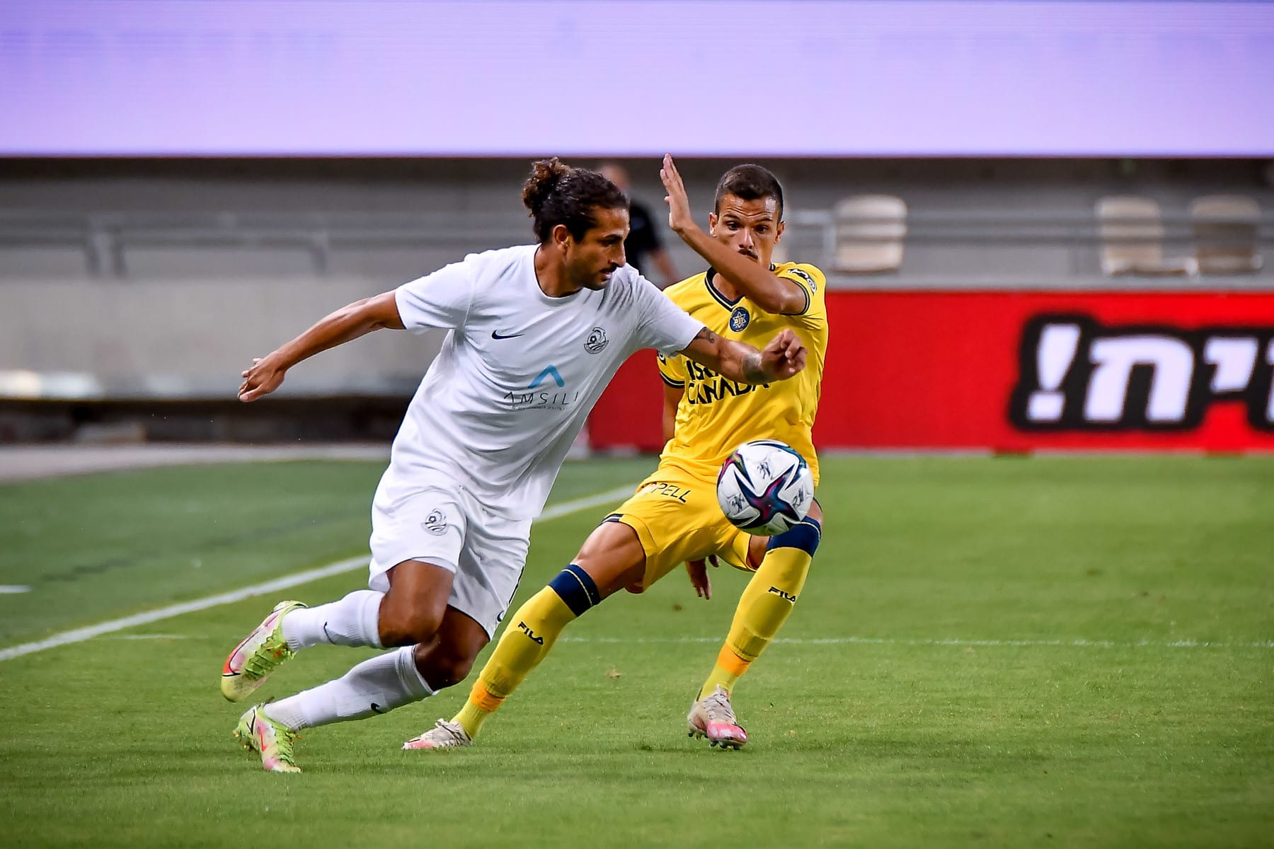 שחקן מ.ס. אשדוד קני סייף מול שחקן מכבי תל אביב, אנדרה ז'ראלדש