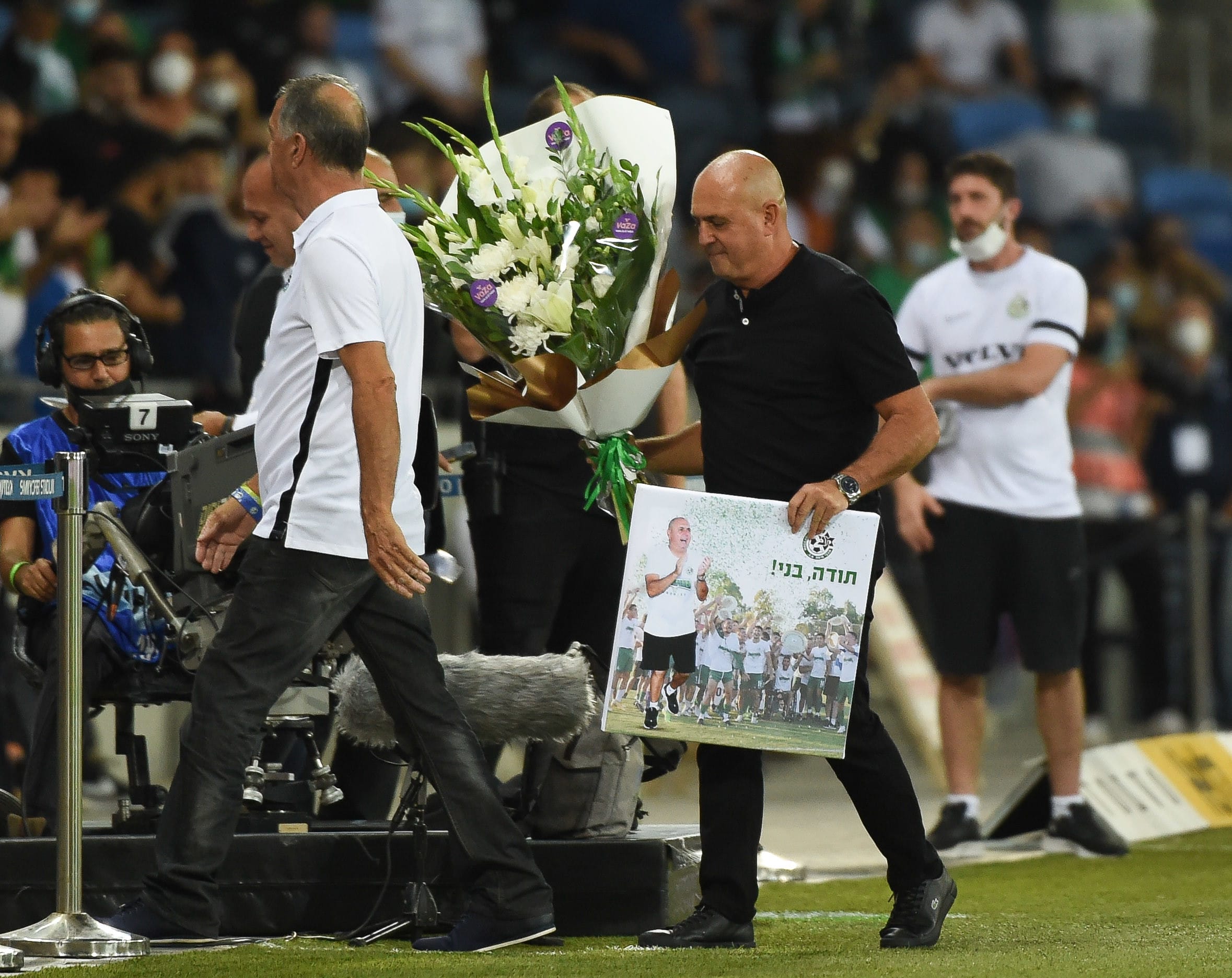 בני לם מקבל פרחים לפני המשחק של מכבי נתניה נגד מכבי חיפה