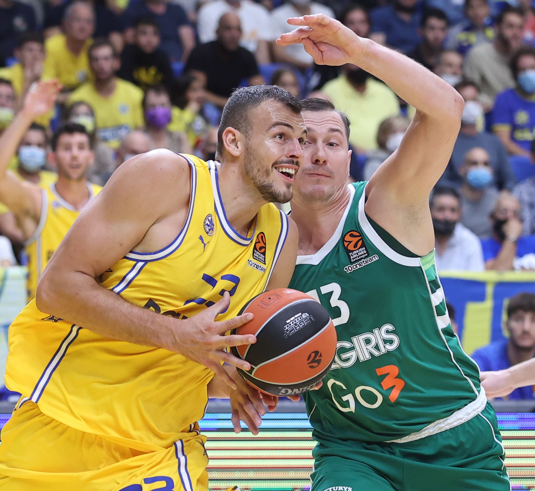 אנטה ז'יז'יץ' שחקן מכבי תל אביב מול פאוליוס ינקונאס שחקן ז'לגיריס קובנה