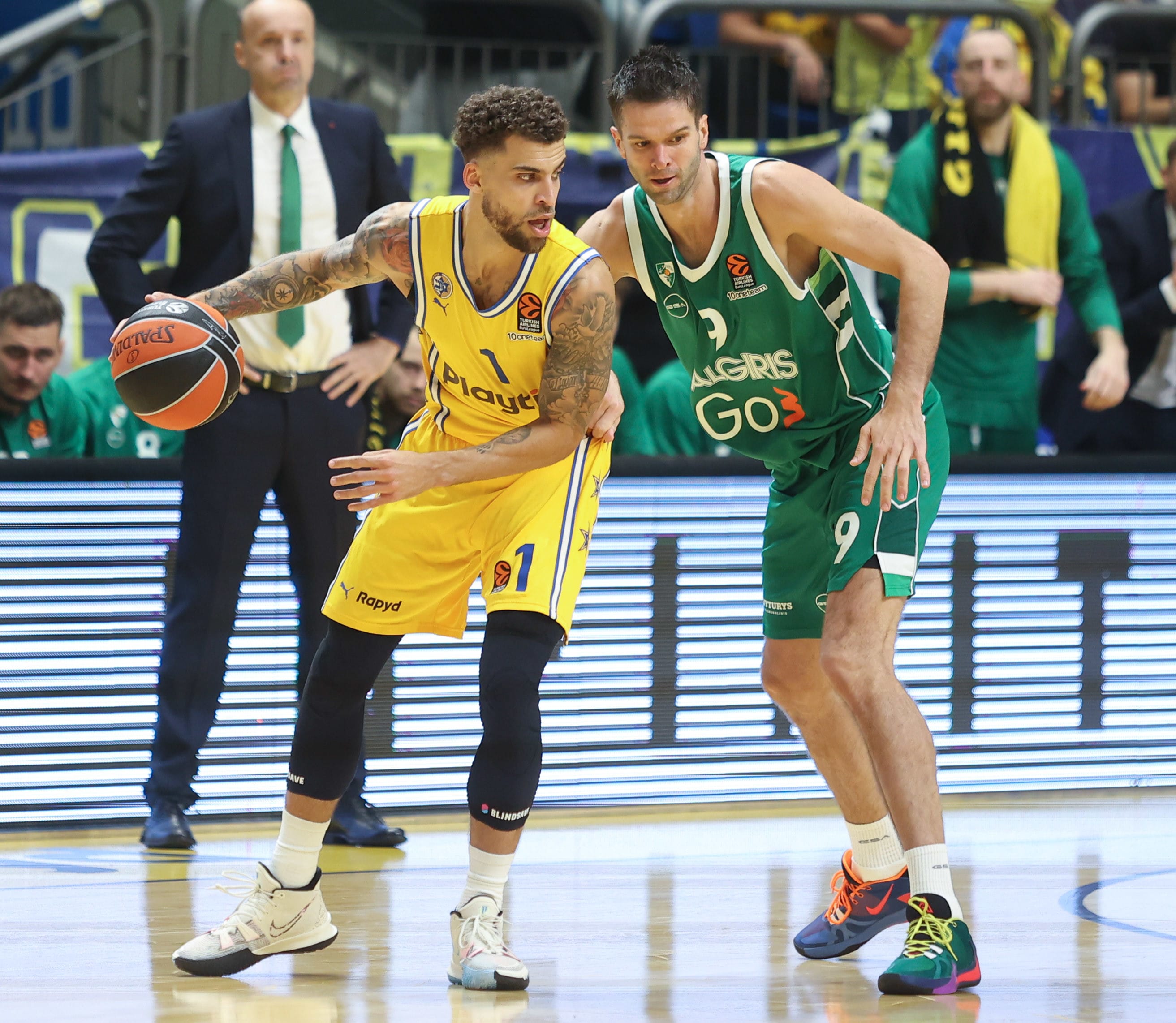 סקוטי ווילבקין שחקן מכבי תל אביב מול מנטאס קלנייטיס שחקן ז'לגיריס קובנה