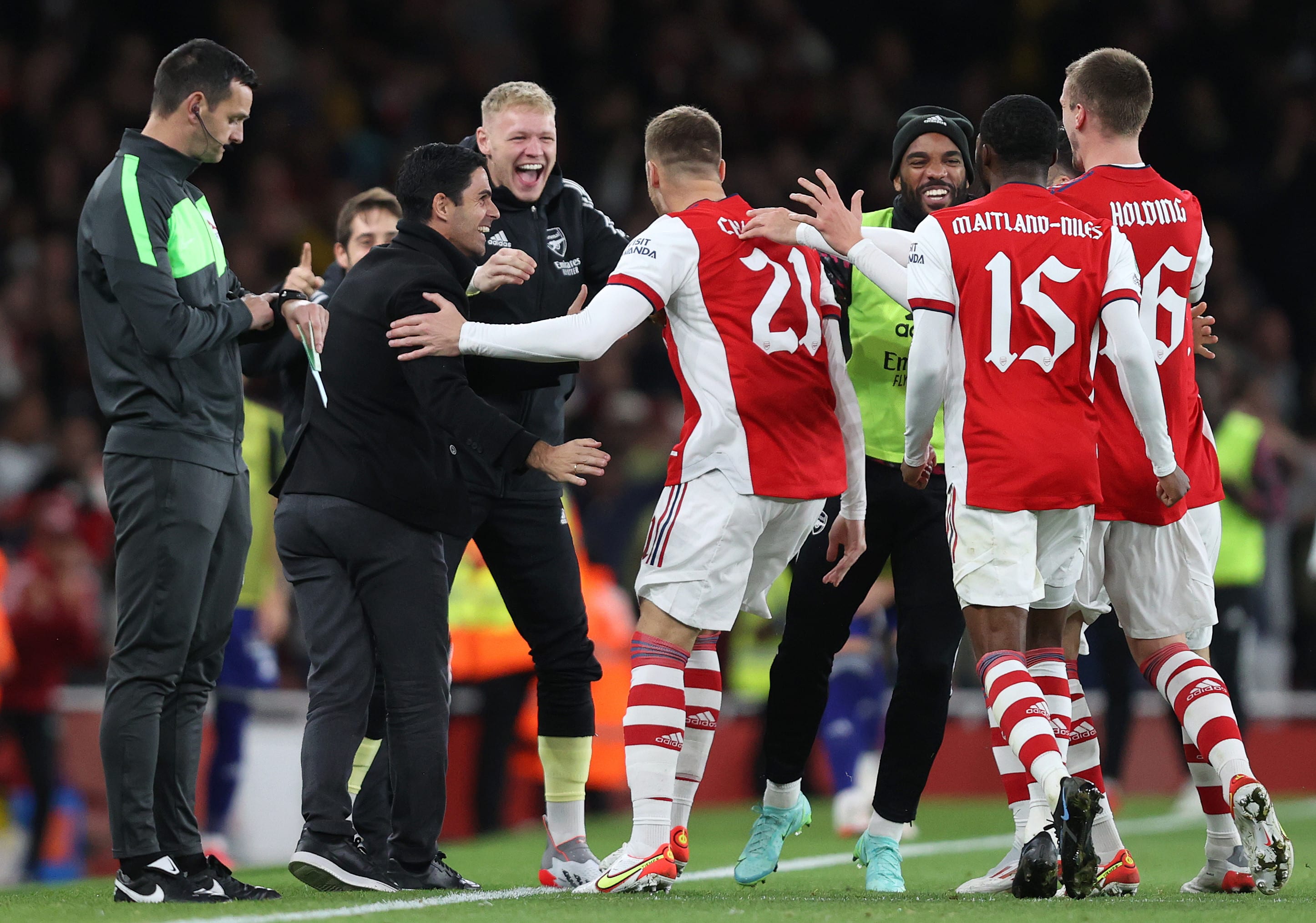 קאלום צ'יימברס שחקן ארסנל חוגג