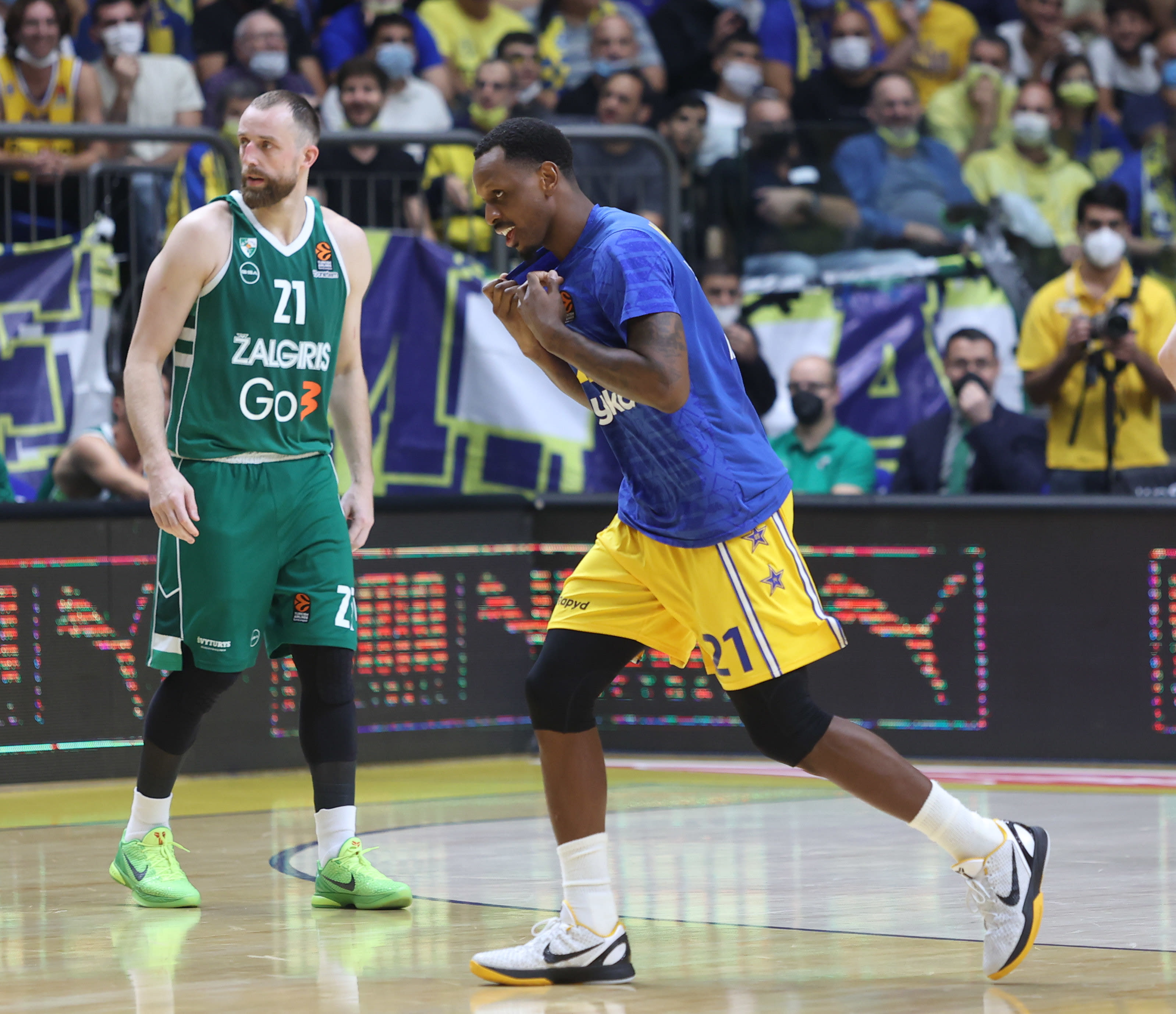 ג'יימס ננאלי שחקן מכבי תל אביב ארתוראס מילאקניס שחקן ז'לגיריס קובנה